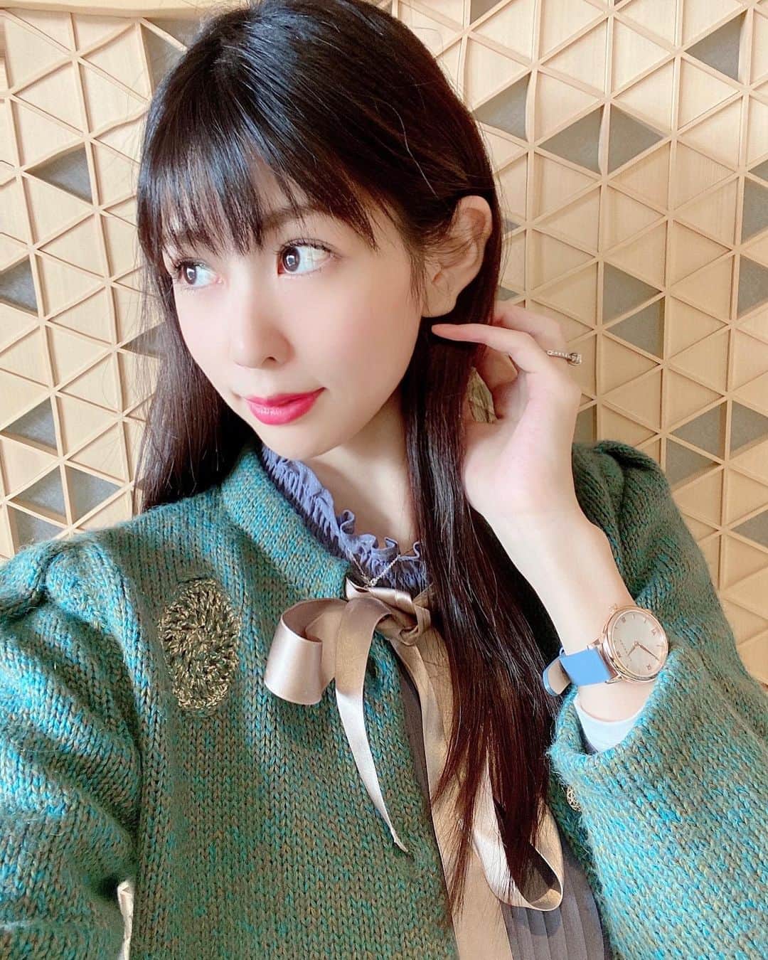 倉岡生夏のインスタグラム：「おnew時計⏳ ・ ・ ・ お正月のことですが、リッツ日光の朝食は噂通り本当においしかった💓💓 デザートやヨーグルトなどはバイキング形式で。 朝温泉入った後なので思わずコーヒー牛乳があって嬉しくなって飲みました🥛 和定食にしたんだけど、焼きたてパンもついてました🥐納豆も卵もお魚もおいしかった〜^_^ ・ ・  せっかくなので新しい時計を💓 時計に合わせてブルーのワンピースに、日光は山のイメージでグリーンのカーディガン⛰ ・ 大人可愛い時計で他にも素敵なデザインがあったので良かったらサイト見てみてくださいね❣️ ・ クーポンコード貼っておきます❣️  「kinalz176」の使用で10％OFF！  ※本日より1年間有効です。 プレゼントにもいいかも〜❣️  ・ ・ 最近はファンデもマツエクもカラコンもしなくなってとっても楽ちんです✌️ ・ ・ ・ 最近はおうちでひきこもってます⭐️ みなさんは如何おすごしですか？^_^ ・ ・ ・  #腕時計 #liakulea #腕時計 #時計 #腕時計倶楽部 #手元倶楽部#リアクレア @liakulea_japan #日光旅行  #リッツ・カールトン日光  #旅行コーデ  #大人可愛い  #大人可愛いコーデ #朝食メニュー  #旅行記  #愛され料理 #アラサーコーデ」