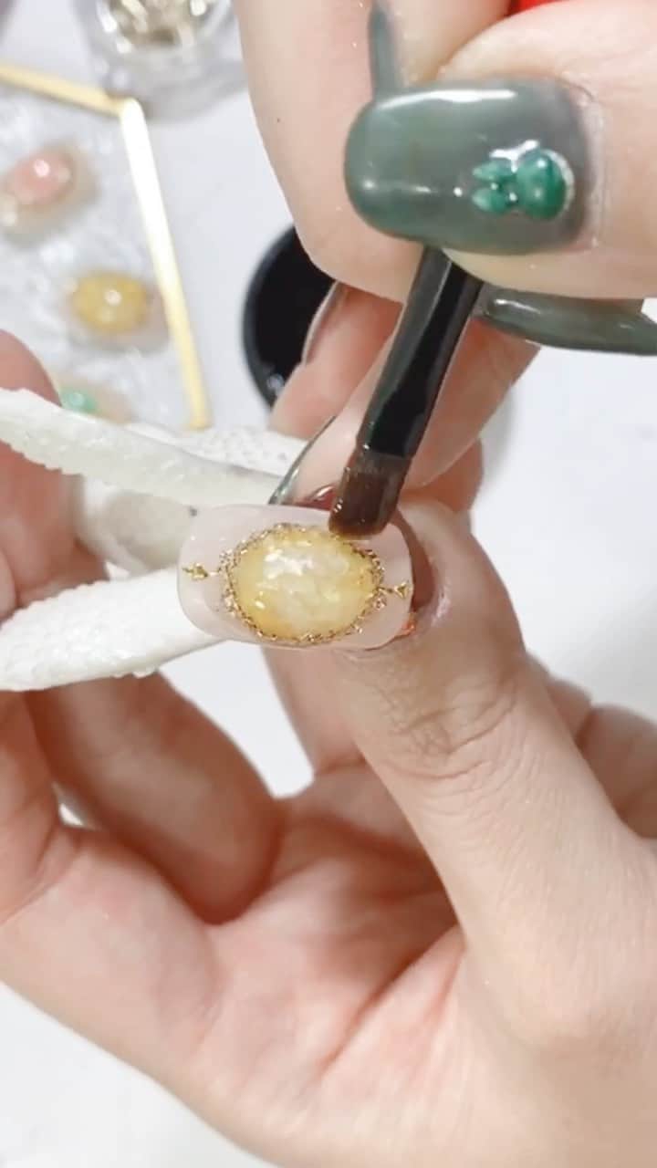 なかやまちえこのインスタグラム：「完成まで✨complete！⠀ ⠀  貝殻を使ったアクセサリーネイルの作り方です🐚 サロンワークにもオススメの取り入れやすいデザインです✨ ⠀ How to make accessory nails using seashells 🐚  It is a design that is easy to incorporate and is also recommended for salon work ✨  今回使用したのは、 ・PREGEL キャンジェル（ノンワイプトップジェル） ・PREGEL MUSE S199 レディクールピンク ・PremDoll B71 ポッピングバニラ ・Betty gel スカルプティング プレミアム（年度の高いクリアジェル） ・きまぐれキャット きまぐれジュエル 7940 クリア 7941 ホワイトマーブル 7942 トパーズ ステッカー トライバルゴールド ・PREXY 箔 gold leaf  ※わたしがインスタライブ中に「ナチュラル」と呼んでいたお色は「ホワイトマーブル」でした😱💦⠀ ⠀ ⠀⠀ PREGEL・Betty gel・きまぐれキャット・PREANFA・PREXY商品は、ネイリストの方は↓ ⠀ プリモール @nail_premall ⠀ http://gelnailshop.com/ ⠀ ⠀ キャンディポケット @candypocket_official ⠀ http://www.beautysupport.jp/sm/script_main/shoptop.php ⠀ ⠀ セルフの方は↓ ⠀ ジョイアート @joyartofficial ⠀ http://joyart.biz/ ⠀ ⠀ にて購入頂けます☺️⠀⠀ ⠀ @pregelofficial @bettygel_official @kimagure_cat_whim @prexyofficial  #nail #nails #nailart #ネイル #美甲 #ネイルアート  #japanesenailart #manucure #japanesenails #manicurist #gelnails #أظافر #네일아트 #미용 #vẽmóng #ngườiđẹp  #เพ้นท์เล็บ #искусствоногтя #artedeuñas #เพ้นท์เล็บเจล #ジェルネイルデザイン #ネイルデザイン #senikuku #nagelkunst #アクセサリーネイル #accessorynails #シェルネイル #shellnails」