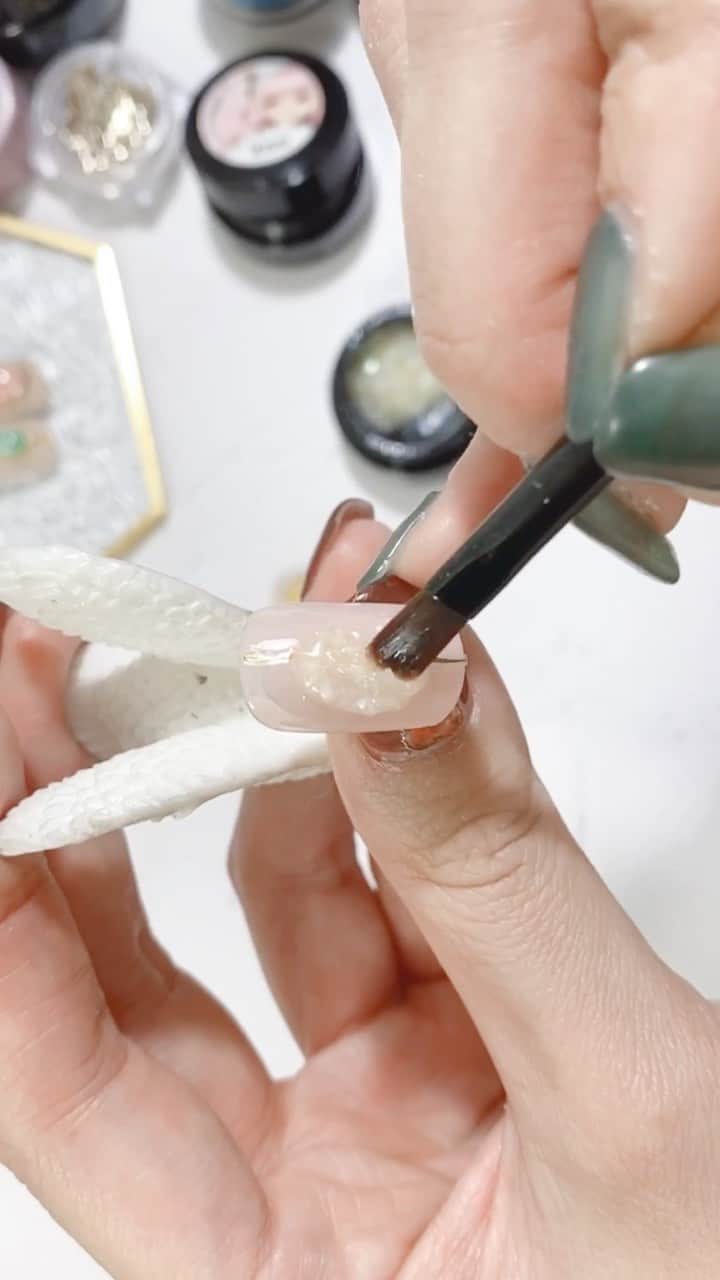 なかやまちえこのインスタグラム：「ベースカラー〜シェル乗せるところまで。⠀ Apply a base color gel and put shell on nail!!⠀ ⠀  貝殻を使ったアクセサリーネイルの作り方です🐚 サロンワークにもオススメの取り入れやすいデザインです✨ ⠀ How to make accessory nails using seashells 🐚  It is a design that is easy to incorporate and is also recommended for salon work ✨  今回使用するのは、⠀ ・PREGEL キャンジェル（ノンワイプトップジェル） ・PREGEL MUSE S199 レディクールピンク ・PremDoll B71 ポッピングバニラ ・Betty gel スカルプティング プレミアム（年度の高いクリアジェル） ・きまぐれキャット きまぐれジュエル 7940 クリア 7941 ホワイトマーブル 7942 トパーズ ステッカー トライバルゴールド ・PREXY 箔 gold leaf  ※わたしがインスタライブ中に「ナチュラル」と呼んでいたお色は「ホワイトマーブル」でした😱💦⠀ ⠀  PREGEL・Betty gel・きまぐれキャット・PREANFA・PREXY商品は、ネイリストの方は↓ ⠀ プリモール @nail_premall ⠀ http://gelnailshop.com/ ⠀ ⠀ キャンディポケット @candypocket_official ⠀ http://www.beautysupport.jp/sm/script_main/shoptop.php ⠀ ⠀ セルフの方は↓ ⠀ ジョイアート @joyartofficial ⠀ http://joyart.biz/ ⠀ ⠀ にて購入頂けます☺️⠀⠀ ⠀ @pregelofficial @bettygel_official @kimagure_cat_whim @prexyofficial  #nail #nails #nailart #ネイル #美甲 #ネイルアート  #japanesenailart #manucure #japanesenails #manicurist #gelnails #أظافر #네일아트 #미용 #vẽmóng #ngườiđẹp  #เพ้นท์เล็บ #искусствоногтя #artedeuñas #เพ้นท์เล็บเจล #ジェルネイルデザイン #ネイルデザイン #senikuku #nagelkunst #アクセサリーネイル #accessorynails #シェルネイル #shellnails」
