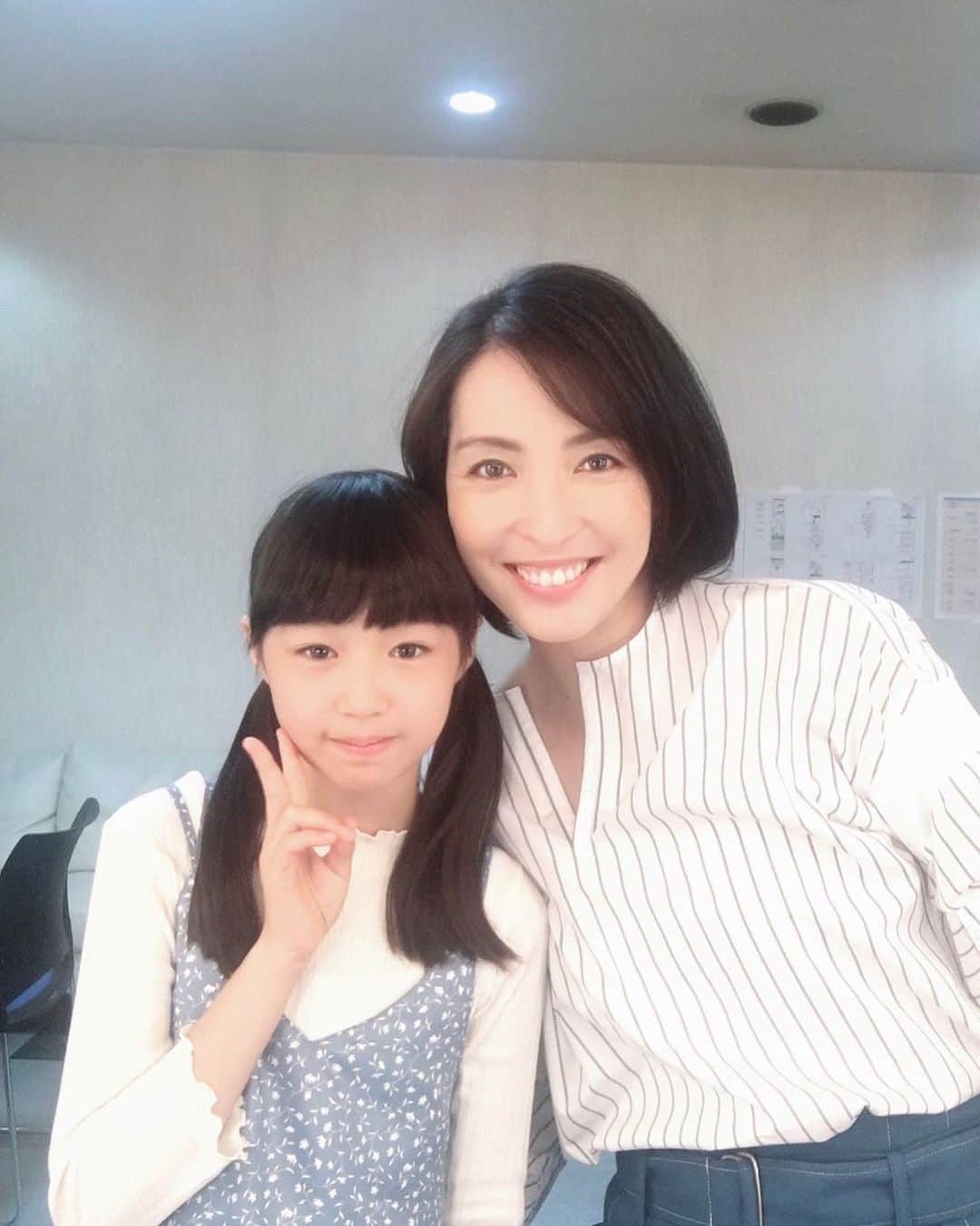 蒲生麻由のインスタグラム：「【出演情報】﻿  KDDI総合研究所さんの提案する﻿ 未来のライフスタイル　﻿ スペシャルムービー﻿ 「あしたの明志田家」﻿ に出演させて頂きました❣️﻿ ﻿ サイトURLはこちら↓↓↓﻿ https://rp.kddi-research.jp/atelier/special_movie.html﻿ ﻿ 写真は娘を演じた﻿森山のえるさんと📸」