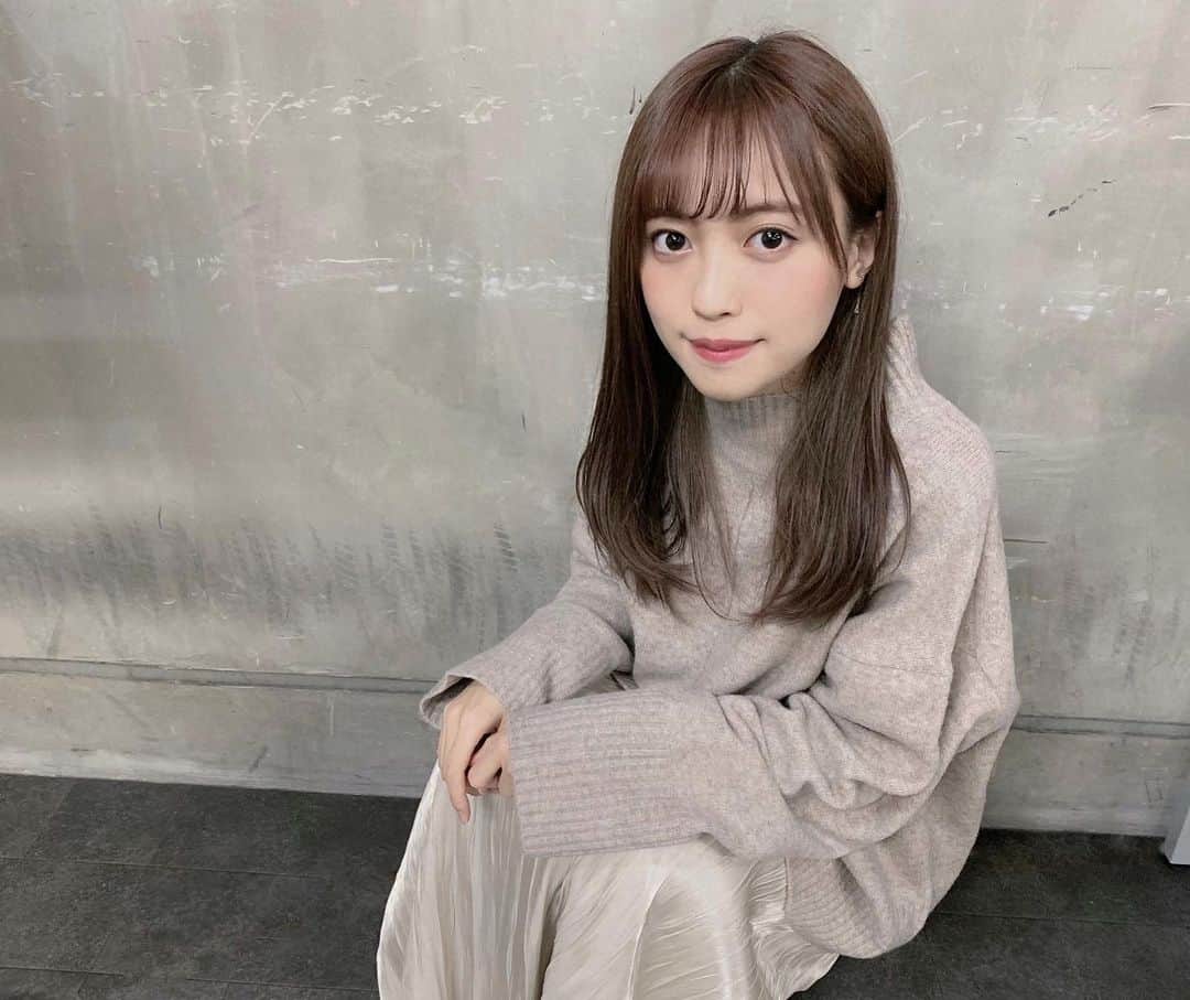 田中えれなのインスタグラム：「﻿ ﻿ ちょっとすわってみた。🧸 ﻿ ﻿ 体調管理きをつけて見えない敵とたたかって﻿みんなで乗り越えようね！ ﻿ ﻿ ﻿ #ヘアアレンジ #内巻き #ワンカール #セミロング #ブラウンカラー #ベージュコーデ #私服コーデ #ニットコーデ #ヘアカラー #トレンドコーデ #fff #ootd #いいね返し #いいねした人で気になった人フォロー #followｍe #おしゃれさんと繋がりたい #おしゃれ #アイドル #自撮り #自撮り女子 #全身コーデ #photography #photo #おしゃれ」