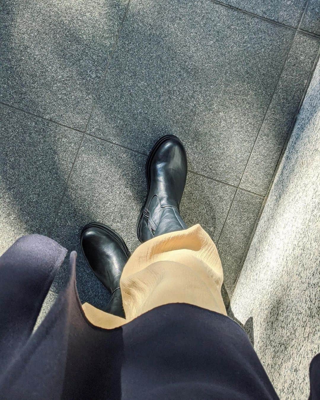 Shiho Sasakiのインスタグラム：「いよいよこの子も明日入荷するよ🌸 ふくらはぎ丈の旬な丈のブーツ🥾 ボリュームのあるアウトソールを付けているので、この丈でも盛れるのです👏 ワンピースやミニボトムスはもちろん⭕️ 筒を広めに設定しているのでブーツインスタイルもしやすいデザインになってます✨ サイドジップで脱着も楽ちんですよ💯 #MOUSSY#MOUSSYSNAP #prespring#boots#21ss」