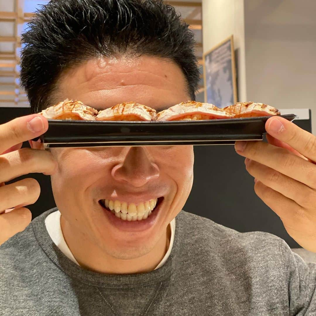 なかやまきんに君さんのインスタグラム写真 - (なかやまきんに君Instagram)「#なかやまきんに君 #お寿司 を食べました #お寿司を目元に持っていくと面白いかもと思いました #写真を撮りました #インスタ で #炙り仮面 とか言ったら面白いかなー #あははは #絶対面白いよ #後で写真を見たら特に面白くなかった、、、 #そんな1日だった #でもこれを見て誰かが笑顔になれたとしたら #炙り仮面はヒーローと言ってもいいんじゃないのか #ヤー #キャーその笑顔が悲しいけどステキー」1月13日 22時06分 - nakayama_kinnikun