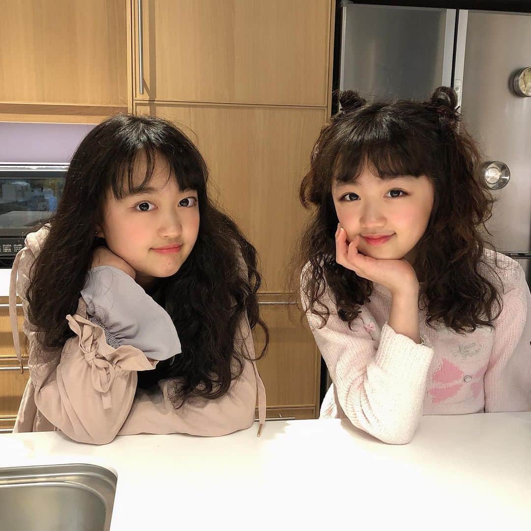 のインスタグラム：「❤︎ 今日の洗い物はどっちがやる？ ✊✌️✋ ❤︎ ❤︎ #高梨ねね #高梨もも #タレント #アイドル #モデル #シブサン #シブサンプロジェクト #shibu3project #いいね返し #コメント返し」