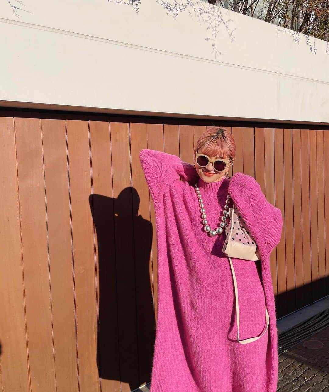 橋本江莉果さんのインスタグラム写真 - (橋本江莉果Instagram)「#pink 💖🎀🩰🎟﻿ ﻿ インスタの広告に出てきて、まんまと買った #ニットワンピース 💓﻿ ﻿ かなりだっぽりとしていて、もっちりとした生地感で肌触りも良くて、暖かくて着心地抜群で、買って良かった🥳💕﻿ ﻿ 今日は天気も良かったから、インナーヒートテック着てたら、アウター無しでいけました🧚🏼‍♀️🌸﻿ ﻿ むかーしに買った、デカパールをポイントに⚪️⚪️⚪️﻿ ﻿ ヘアゴムも #ピンク で💞﻿ ﻿ 青みピンクがかわいい〜👗💘﻿ ﻿ #coordinate #outfit #ootd #fashion #style #styling﻿ ﻿ クレジットは #WEAR 👉🏻【erica0114】﻿ またはタップにて👆🏻📝」1月13日 22時10分 - erica_hashimoto