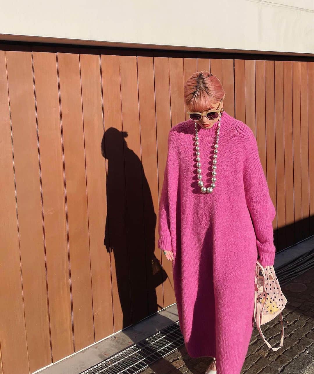 橋本江莉果さんのインスタグラム写真 - (橋本江莉果Instagram)「#pink 💖🎀🩰🎟﻿ ﻿ インスタの広告に出てきて、まんまと買った #ニットワンピース 💓﻿ ﻿ かなりだっぽりとしていて、もっちりとした生地感で肌触りも良くて、暖かくて着心地抜群で、買って良かった🥳💕﻿ ﻿ 今日は天気も良かったから、インナーヒートテック着てたら、アウター無しでいけました🧚🏼‍♀️🌸﻿ ﻿ むかーしに買った、デカパールをポイントに⚪️⚪️⚪️﻿ ﻿ ヘアゴムも #ピンク で💞﻿ ﻿ 青みピンクがかわいい〜👗💘﻿ ﻿ #coordinate #outfit #ootd #fashion #style #styling﻿ ﻿ クレジットは #WEAR 👉🏻【erica0114】﻿ またはタップにて👆🏻📝」1月13日 22時10分 - erica_hashimoto