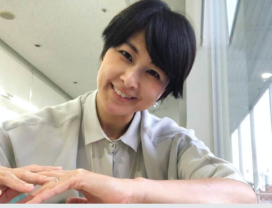 のインスタグラム：「テレビ朝日アナウンサーズ公式YouTubeで、 #清水俊輔アナ  #島本真衣 アナ @mai_shimamoto_ex  と一緒に、アナウンス部のメンバーで週1回更新している"アナぽけっと"。 今週は現場こぼれ話。萩野の担当回でした。 「はじめてのアフレコ」 木曜12時更新です💁‍♀️ プロフィールから飛べますー みんなも色々アップしていますから、ぜひぜひ！  #テレビ朝日 #テレビ朝日アナウンサー #公式youtube  テレビ朝日アナウンサーズ #アナぽけっと  #アナウンサー #萩野志保子」