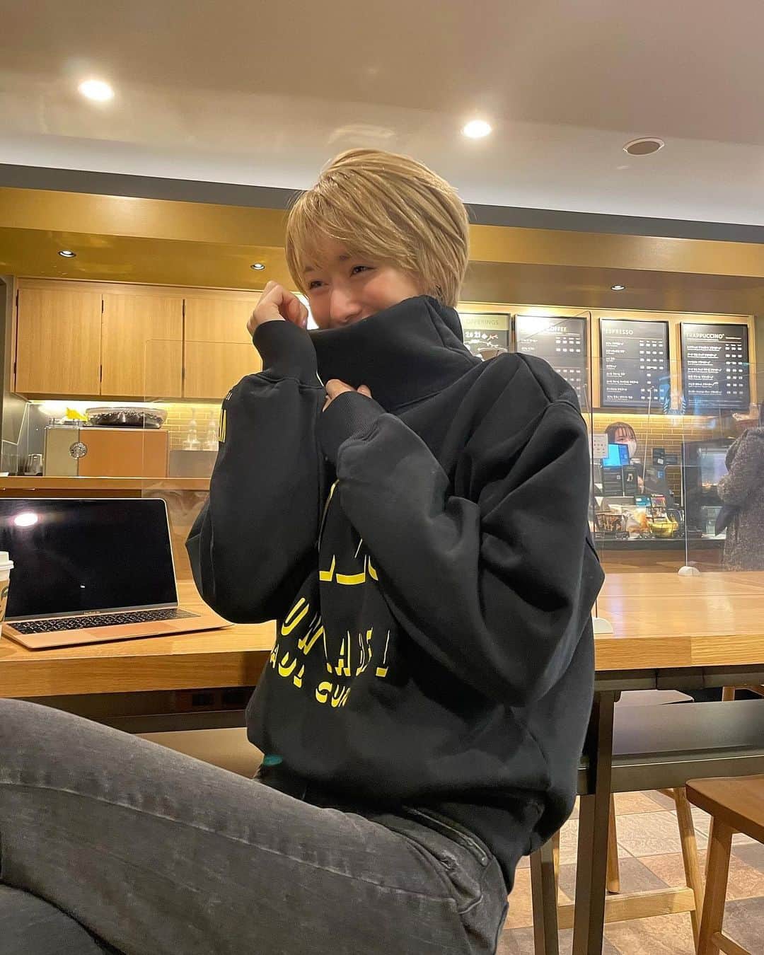 &mのインスタグラム：「早朝の打ち合わせ☕️」