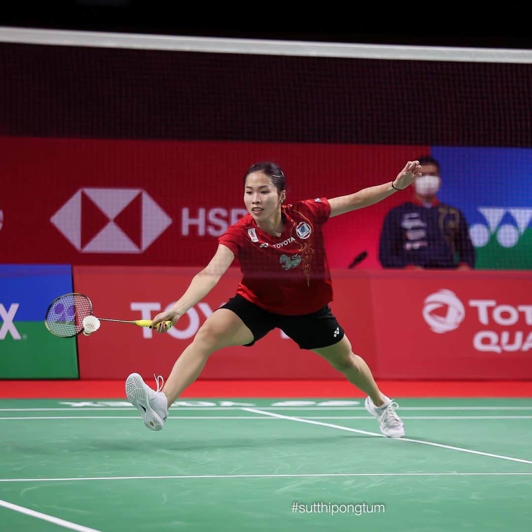 ラチャノック・インタノンのインスタグラム：「Happy to be back on court. ✌🏻🙂  Cr. @sutthipong_tum  #CourtsAreCalling #Yonexthailandopen2021」