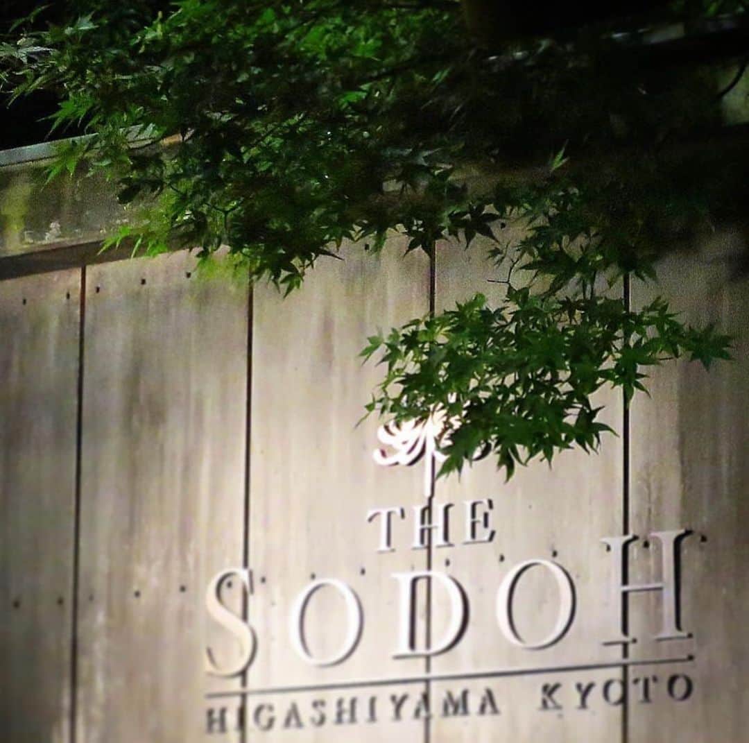 THE SODOH OFFICIALのインスタグラム：「.﻿ 〔緊急事態宣言に伴う、営業時間の変更に関して〕﻿ ﻿ 私たちPlan・Do・Seeは1993年の創業から﻿ 日本のおもてなしを世界中の人々へ届けることをミッションとして事業を営んできました。﻿ しかしながら、世界中の人々へのおもてなしはコロナウイルスの猛威が終息するまで、届けることはできなくなりました。﻿ ﻿ 今、私たちにできることは、このホテルにお越しいただく全てのお客様へ﻿ いつか世界中へ届けていく、日本のおもてなしを届けていくことです。﻿ ﻿ @kyoto_thesodohでは日本政府の緊急事態宣言発令に伴い、﻿ レストランの営業時間の短縮に加え、﻿ 休業日を増やすことが決定いたしました。﻿ ﻿ ☑︎期間﻿ 1月14日(木)〜2月7日(日)﻿ ﻿ ☑︎ディナー営業時間﻿ 木・金　17:00〜20:00 (18:00 L.O.) 土　17:30〜20:00（18:00 L.O.) （全ての曜日で19時以降のアルコールのご提供は控えさせていただきます）﻿ ﻿ ☑︎休業日﻿ 1月17日(日) / 20日(水) / 24日(日) / 25日(月) ﻿ 26日(火) / 27日(水) / 31日(日)﻿ ﻿ 2月 1日(月) / 2日(火) / 3日(水) / 7日(日) / ﻿ 14日(日) / 15日(月) / 16日(火) / 21日(日) ﻿ 28日(日)﻿ ﻿ お越しいただける全てのお客様へ、20時までという限られた時間の中で、今まで以上に全力で最高のおもてなしをいたします。﻿ ﻿ 皆さまにはご迷惑をお掛けすることとなりますが、﻿ ご理解ご協力のほど、何卒よろしくお願いいたします。﻿ ﻿ #thesodohhigashiyamakyoto﻿ #ザソウドウ東山京都」