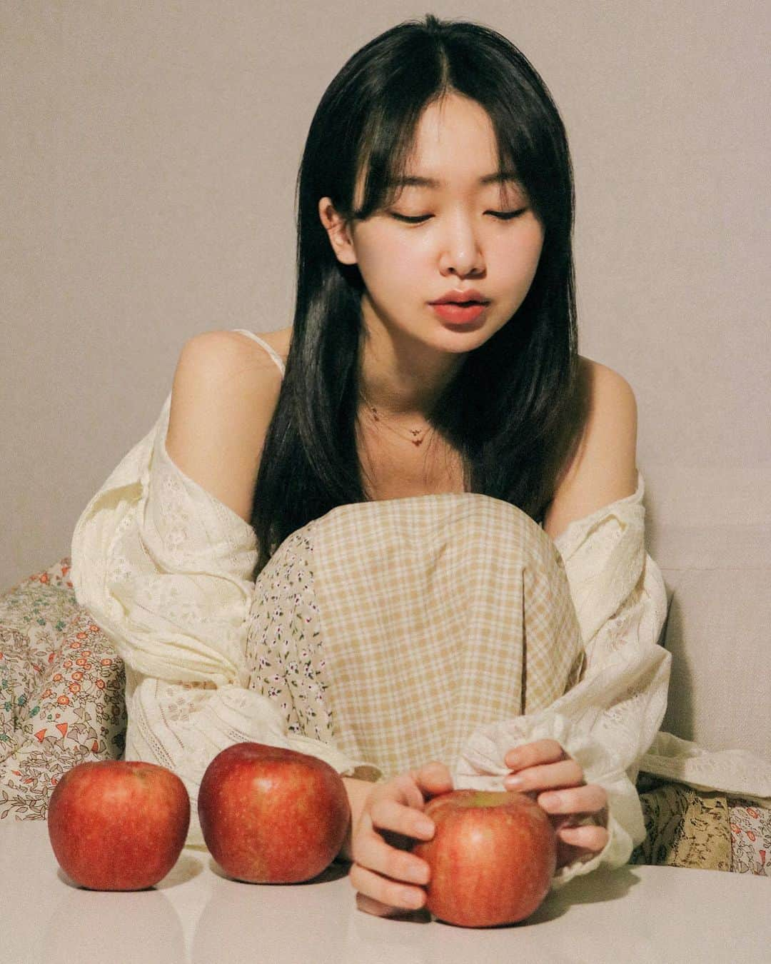 シン・ジインさんのインスタグラム写真 - (シン・ジインInstagram)「소이 감성 🍎 그리고 머리 많이 기른나」1月13日 22時13分 - sinji_in