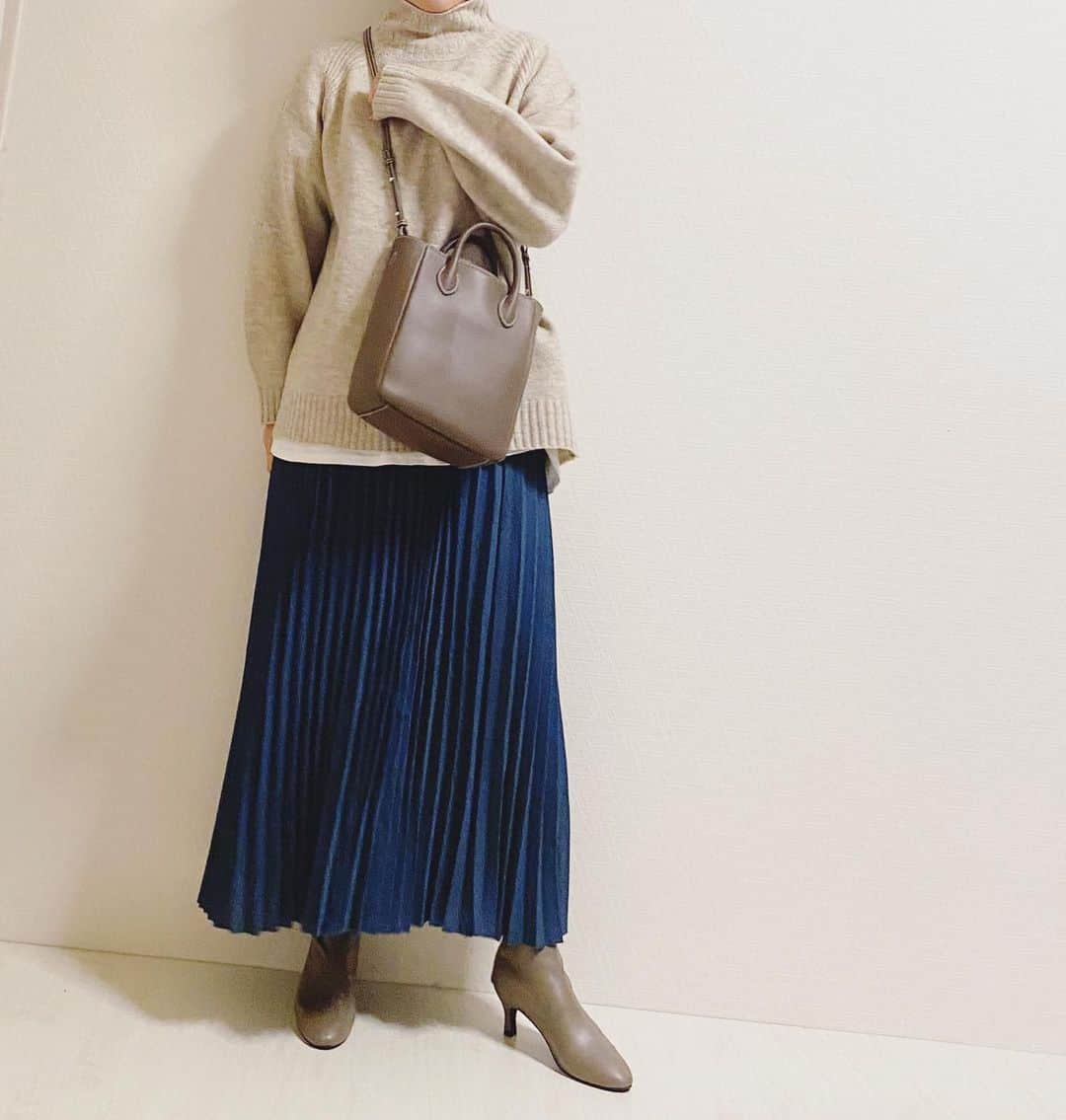 aiaiのインスタグラム：「このニットお気に入り  #ニットプルオーバー  @jungle___jungle   久しぶりにプリーツスカート  #プリーツスカート  @sunflower8s  コーデの詳細はブログに書いています ☟☟ http://s.ameblo.jp/aiai987654  #fashion#outfit#style#coordinate#instagood#ootd#pic#instapic#コーデ#コーディネート#スタイリング#プチプラコーデ#本日のコーデ#大人カジュアル#プチプラ  #カジュアル #ニット #アラフォー #アラフォーコーデ #アラフォーファッション#スカートコーデ#プリーツスカートコーデ #ブーツ #ブーツコーデ #冬コーデ #ニットコーデ」