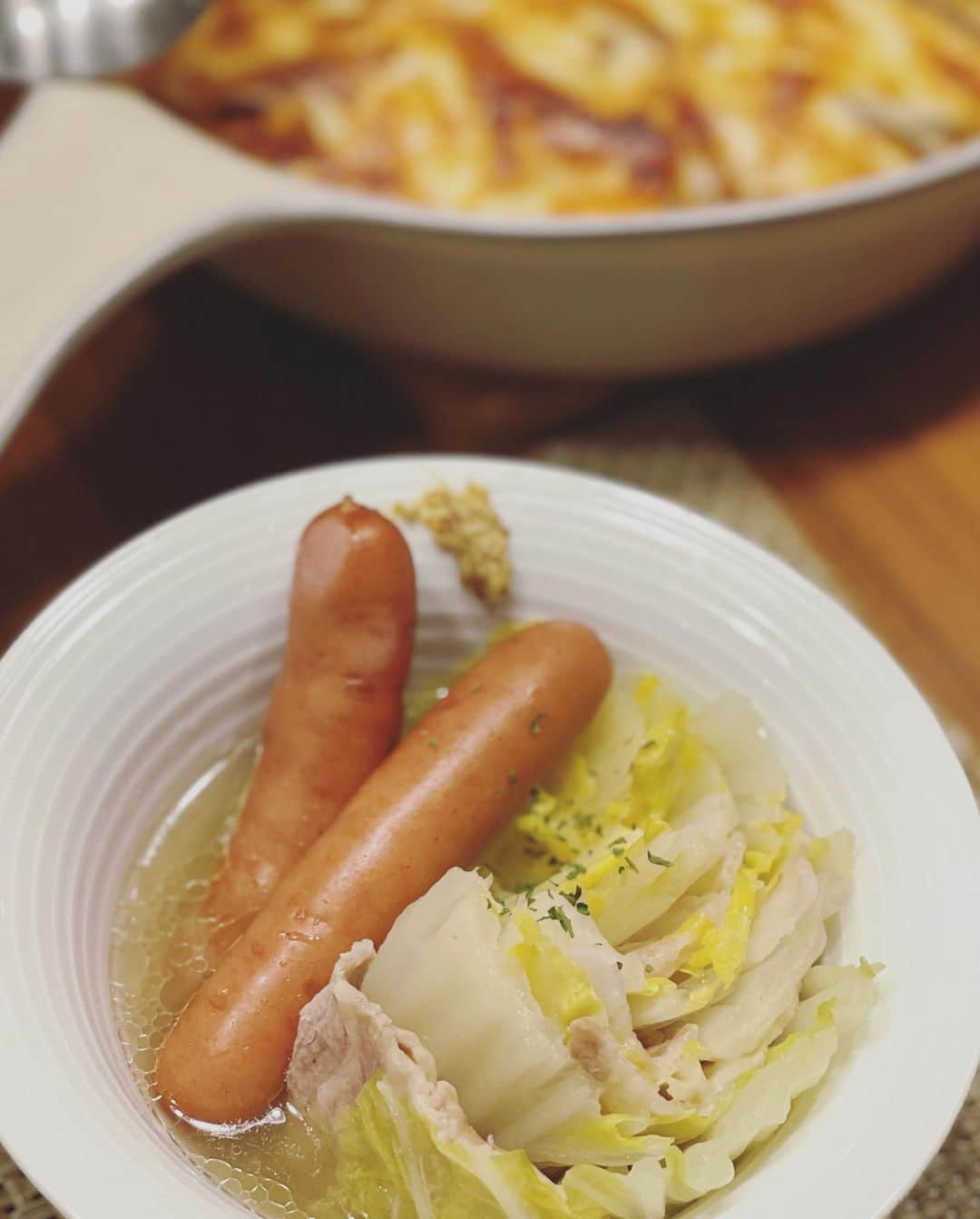 本田朋子さんのインスタグラム写真 - (本田朋子Instagram)「今日はこっそり野菜たっぷりメニュー。 里芋と茄子のミートグラタンや、豚肉と白菜のミルフィーユなど。 グラタンのミートソースは、合挽き肉・玉ねぎ・にんじん・ピーマン・フレッシュトマトでこっそりと野菜を沢山忍ばせました😎  #夕飯 #アスリートフード #幼児食 #野菜たっぷり  #おうちごはん #iphone12promax」1月13日 22時26分 - tomoko_honda_official_phonics