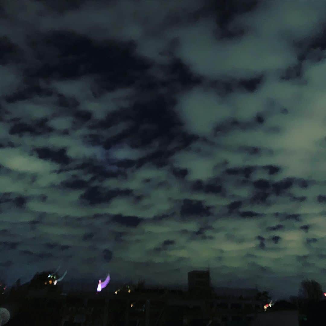 松田岳二のインスタグラム：「今宵新月、月が見えない夜。  #つきかけ #新月 #newmoon #regardelalune」