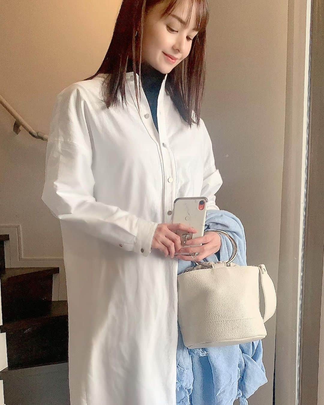 乙黒えりのインスタグラム：「今日はヘアメンテナンス  さらに進化した水素2倍のトリートメントでしっかり保湿してもらいました。  50分で終わって！早い👏最高。  仕上がり触ってもらいたいくらい〜オススメです！  効果が実感できるからクセになる。  コートの中はシャツワンピースとタートルネック。 (その下はヒートテック😆 どんだけ寒がりなの私w)  防寒しっかりしないと 本当に寒いですね最近❄️  @blanc_official.jp で 大人気だったシャツワンピースはもうすぐ４色展開で販売が始まるそう！  来週あたりインスタライブするか、も、、、？！ #ママコーデ#シャツコーデ#シャツワンピース#バケツバッグ#バッグ#ヘアトリートメント#アールサロン青山  @rrsalon.aoyama  @chisaki_inoue (トリートメントのご予約はちさきさんにDMかホットペッパーで予約すると初回価格でお得に予約が取れます)」