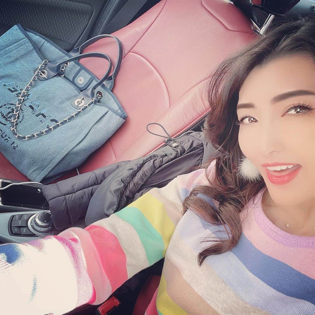 マキろんのインスタグラム：「かおたんとデートの日の 機嫌の良さ💖✨ ・ 洗車しながら 鼻歌👃歌う私♬♪♫ ほんとわかりやすい❣️ 幸せな奴だなっておもう😂 ・ I'll be so happy because today's date💖 with my friend #山内智恵#マキろん#japanesegirl  #ファッション#fashion #レインボー#ニット #rainbow#niit #zara #可愛い#ありがとう#大好き #親友#friends  #デート#date #おれ幸せ」
