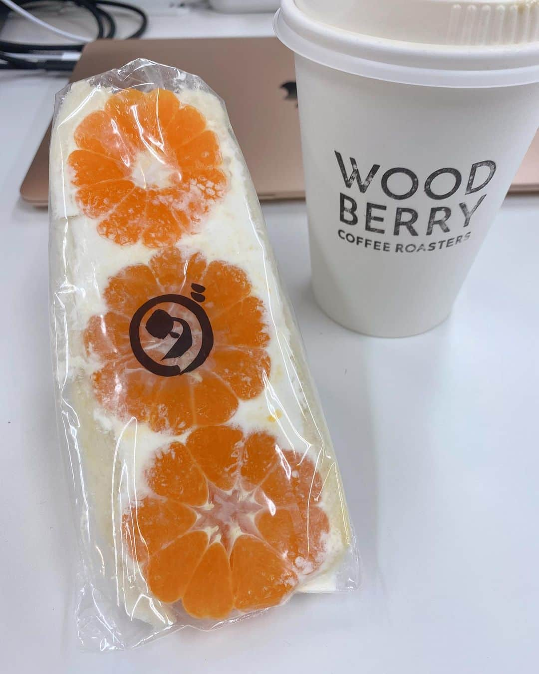 熱田久美さんのインスタグラム写真 - (熱田久美Instagram)「☕️WOODBERRY COFFEE ROASTERS / 渋谷〔東京〕 ------------------- 駅からは少し離れているけど、 渋谷の喧騒から離れた穴場カフェです𖠚ᐝ✨ コーヒーやラテを頼むと2種類の豆から選べます☺️☕️ 自家焙煎のコーヒー豆と、様々なコーヒーグッツの販売もしてましたよ~~~😌 都会のど真ん中とは思えないくらい、 良い意味で穏やかで気持ちの良い空間🌿 渋谷って忙しなく混んでいるお店が多いから、わちゃわちゃしてるところ多いけど…今の時期密じゃないしgood☕💭 場所は氷川神社のすぐそばにあるよ！ (🗣3枚目のフルーツサンドは別のお店です) ・ ※マスクはずっと着用してますが 写真を撮る時だけ外してます💁🏻‍♀️ ・ #woodberrycoffeeroasters #shibuya #tokyo  #ウッドベリーコーヒーロースターズ #渋谷 #カフェ #渋谷カフェ #穴場カフェ #渋谷グルメ #渋谷ランチ」1月13日 22時31分 - kuumi1125