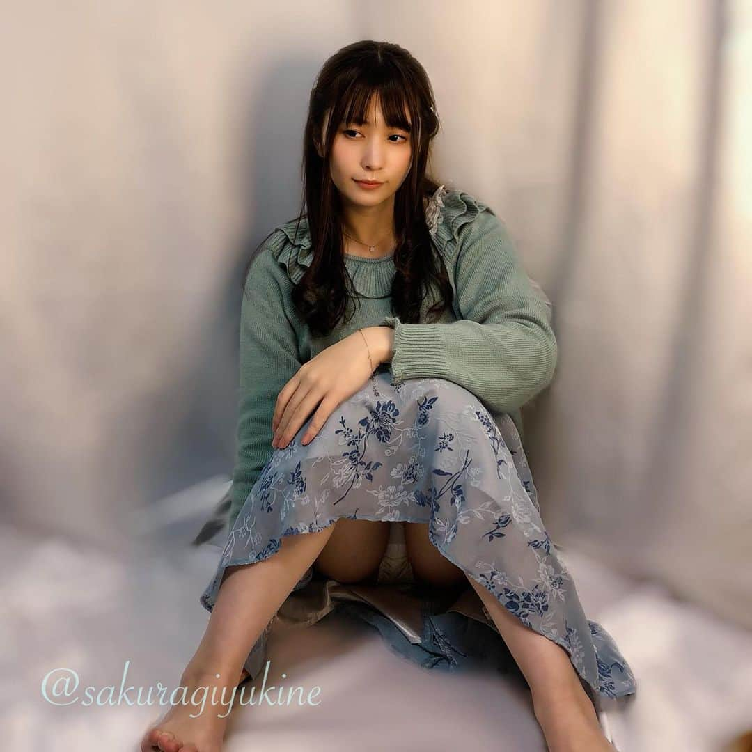 桜木優希音さんのインスタグラム写真 - (桜木優希音Instagram)「負けてたまるか୧( ⁼̴̀ᐜ⁼̴́)૭✨  直接は難しいくても、今回配信でも舞台を見られます。ひとりでも沢山の方に観てもらいたい🥺観てくれますか？💕  ハイライトのURLから配信チケットのページに飛べますので、よろしくお願いします🥺💗  ☺️{It's my first time on stage.There are also live tickets. I hope you watch it. 💞)  　　　　　　　　　　  💙初🌹舞台出演💙  『ローズクォーツに誓いのキスを』  ＊2021年1月27日〜31日 上演 ＊サンモールスタジオにて ＊配信チケットなど色々あります。  👗予約開始しました👗 https://ticket.corich.jp/apply/110487/005/ 　↑↑桜木優希音♡予約専用フォーム♡    ＊＊＊＊＊＊＊＊＊＊＊＊＊＊＊＊＊＊＊＊  🌹メールでのお申込み方法🌹  メールアドレス: ryuusei_rhetoric@yahoo.co.jp  タイトル: 薔薇キスチケット予約  本文:  ①お名前(本名フルネーム) ②ご希望公演日時 ③ご希望のチケット種類  　　　※A席又は配信チケット ④枚数 ⑤ご連絡先(繋がる電話番号) ⑥住所(郵便番号からお願いします) ⑦お目当ての出演者名←⚠️大事⚠️ 笑 ⑧その他  💙👗💙👗💙 #ちらり #スカート #脚フェチ #ランジェリー #lingerie #色白 #可愛い #かわいい #backshot #美女 #美人 #美脚 #美腿 #目指す #tagsforlikes #japanesegirl #tokyogirl #asiangirls #instalikes #お出掛けしたい #ロングヘアー #寒い #冷え性 #人肌恋しい #1月27日から31日 #舞台 #演劇 #薔薇キス #zaiko #ライブ配信 🌹」1月13日 22時31分 - yukinsaky__