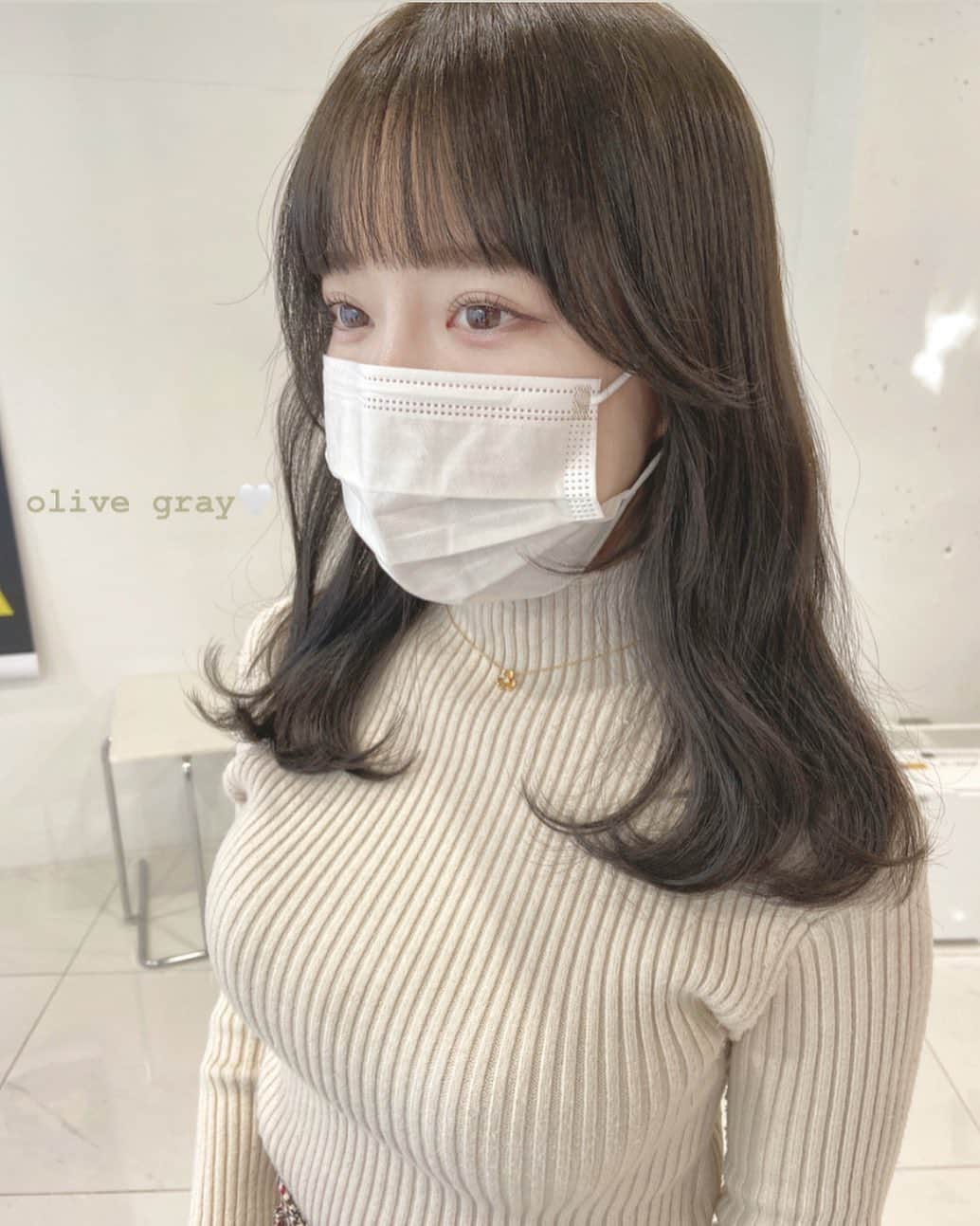 佃加菜のインスタグラム：「olive gray🤍 色素の薄い淡い透明感を出してくれるオリーブ♡🍈 🤍赤みを抑えたい 🤍いつも、赤っぽくオレンジぽく退色する方 🤍色素の薄い雰囲気にしたい 🤍暗めにしたいけど、次は明るくしたい気持ちもある 🤍色素を髪に残したくない 🤍元々色白さん、瞳の色がベージュの方 にオススメです♡ . 淡色の服にお似合い🤍」