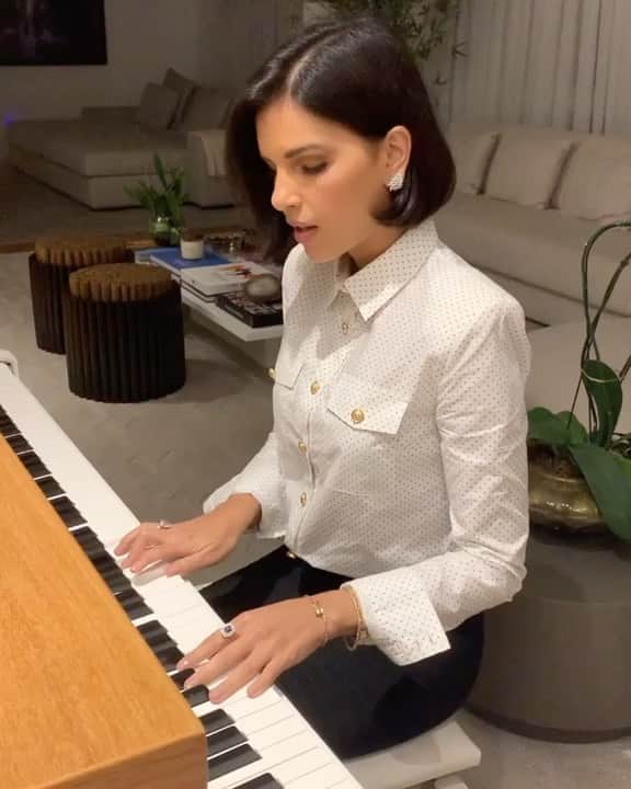 Mariana Riosのインスタグラム：「Tava precisando ouvir essa música!  🙏🏼」