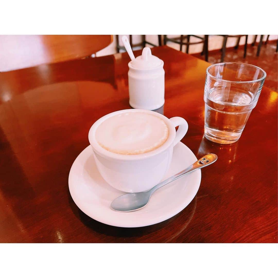 潘めぐみさんのインスタグラム写真 - (潘めぐみInstagram)「あのスタジオにいくときに立ち寄るカフェ。 . さっきあげた紫の空の写真の景色から一番近くにあるカフェなんすけどね、いつもいるマスターが元気か気になって、立ち寄ってしまいました。 . マスターとお客という、関係以外の会話はしたことがないのですが、こんなご時世だし、好きなお店には、少しでも還元したいじゃないですか。 . ここのカフェラテ、クリームがふわっふわで美味しいんですよ。 . スプーンもニッコリ。 . かわいいでしょ。 . #tokyo #浜町 #cafealpha #カフェアルファ」1月13日 22時44分 - han_meg_han