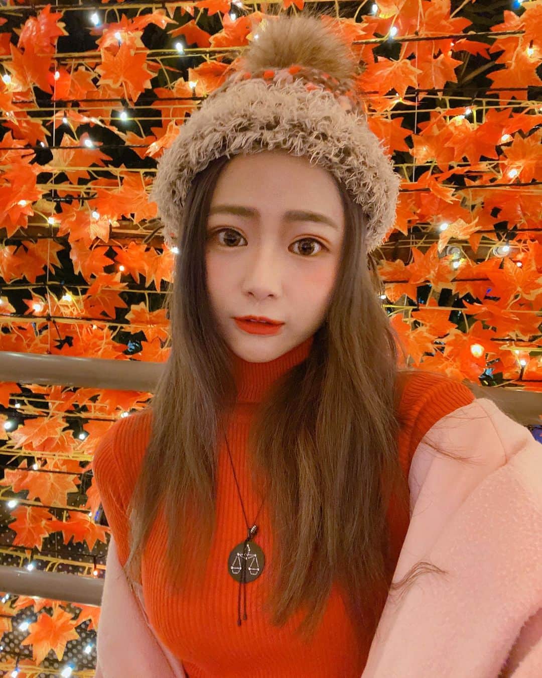 徐薇涵（Wei Han Xu）のインスタグラム：「🍁 詞窮了🤣 找了好久的自拍照 已經是去年的了😵」