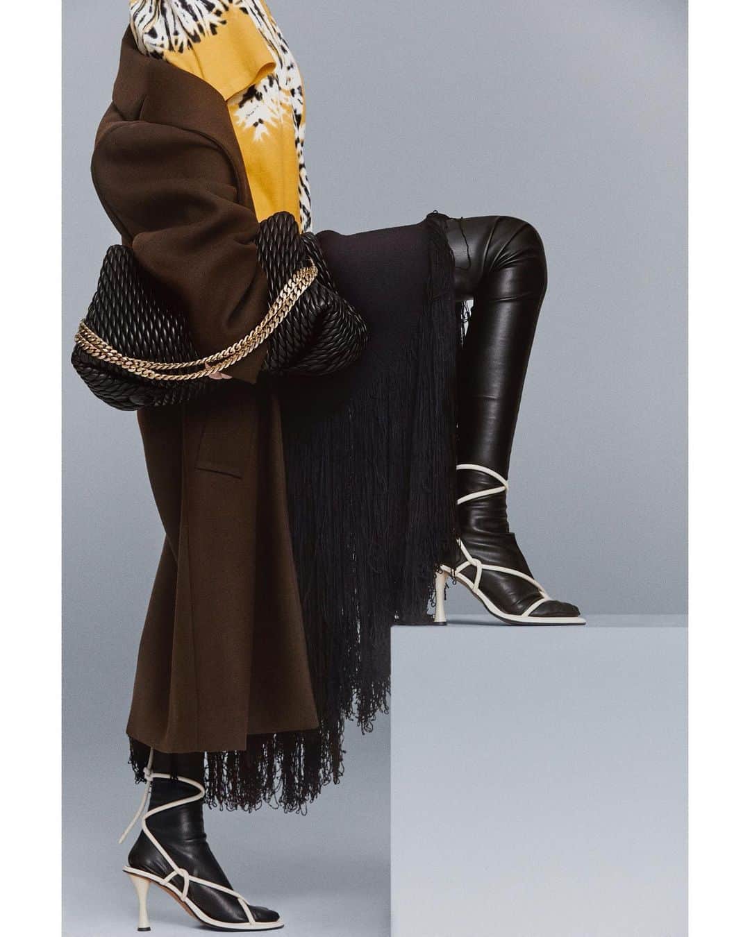 プロエンザスクーラーのインスタグラム：「A step forward Proenza Schouler Pre Fall 2021 @meadowwalker #proenzaschouler Photography @danielpshea Hair @tamastuzes  Make Up @iamjamalscott Set @mila_ty Casting @bertmartirosyan」