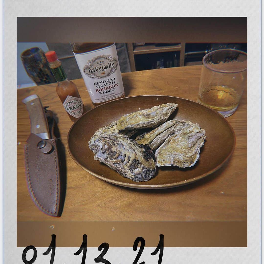 長田成哉さんのインスタグラム写真 - (長田成哉Instagram)「実家から牡蠣が届き、 このスタイル。 もう最近ウイスキーは 少量ストレートで十分。笑」1月13日 22時40分 - seiyaosada