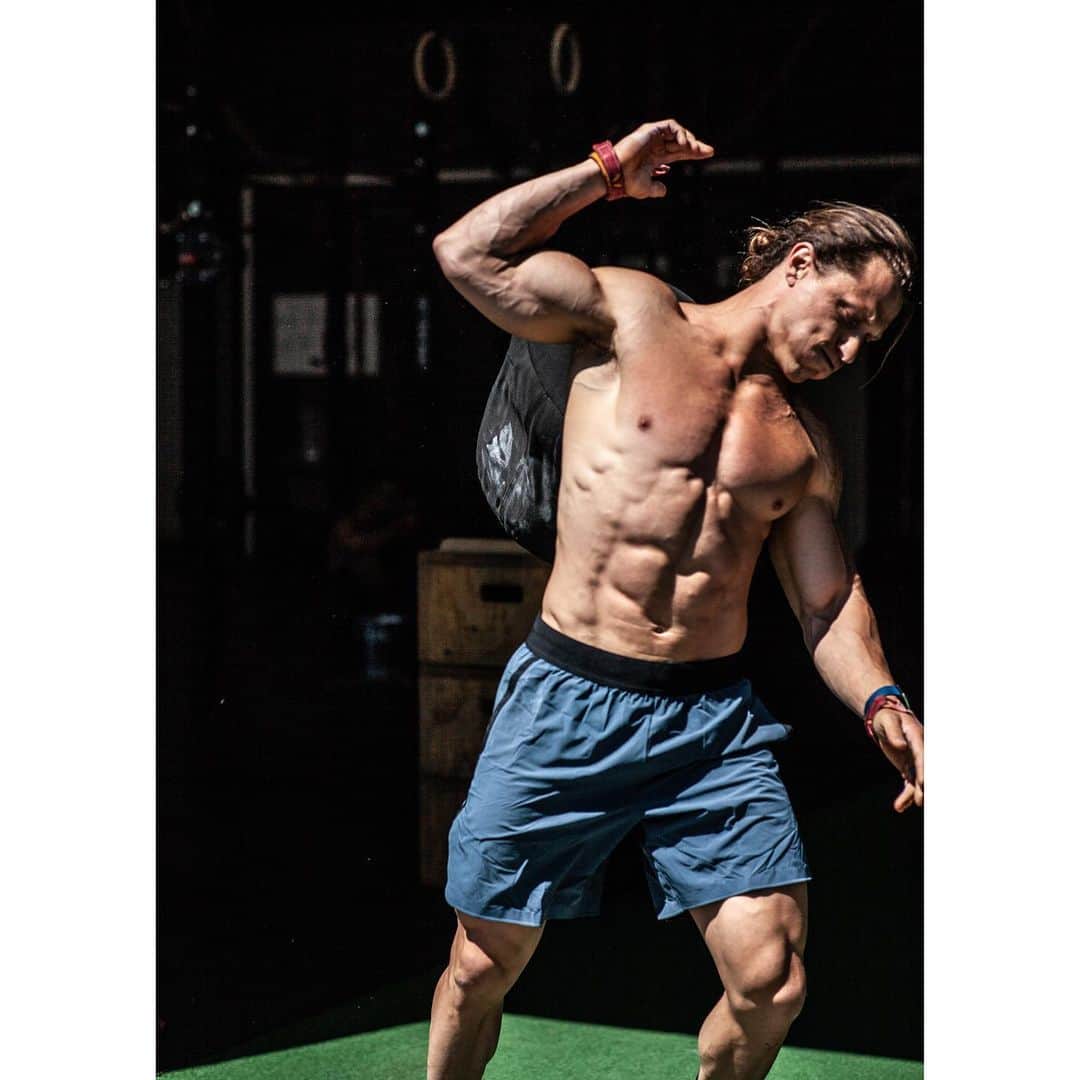 ナイジェル・バーカーさんのインスタグラム写真 - (ナイジェル・バーカーInstagram)「💥⚡️☄️⚔️🔥 - thank goodness for emojis...! Smashing into Day 13 of @thev1ve 31 Days of Fitness with a personal favorite and legend in his time @marcusfilly 6X CrossFit Games Athlete, Marcus combines bodybuilding methods with functional movements to focus on longevity, strength and aesthetics. All of this of course results him looking exactly like me without my shirt on... what?! Check him out all day on @thev1ve and at 12noon EST he delivers an exclusive #V1VE workout and goes LIVE at 5.15pm on @thev1ve with me so tune in if you know what’s good for you! ⚔️😘🙏🏽 #swipeleft」1月13日 22時42分 - nigelbarker