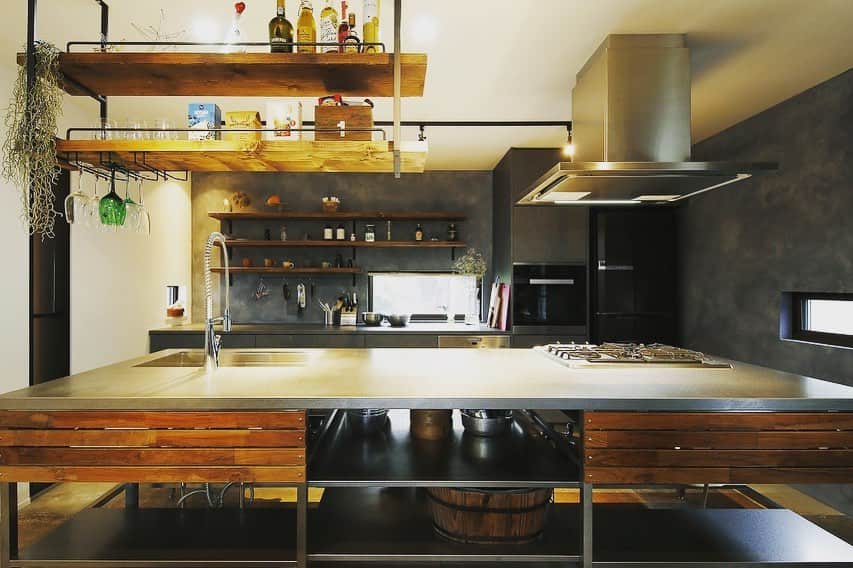 SUVACOのインスタグラム：「「キッチンは戦場」だという、フードコーディネーターである妻の料理教室がプランの中心。﻿ ﻿ 1階のキッチンとダイニングは、生活感を抑えて、カフェのような洗練された空間に。新築なのに、どこか中古リノベのような雰囲気に。﻿ ﻿ designed by One's Life Home﻿ ﻿ ﻿ #玄関吹き抜け #アイランドキッチンカウンター #ジョリパッド #いい家 #今日のいい家 #自分らしい家 #家づくりを楽しむ #施工例 #建築 #デザイン住宅 #architecture #archidaily #archilovers #houseportrait onesrenovation.no.1 # SUVACO #スバコ #SUVACO編集部 #注文住宅 #家づくり #建築家」