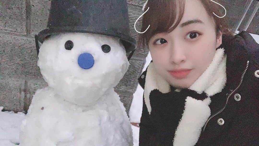 尾上萌楓さんのインスタグラム写真 - (尾上萌楓Instagram)「. . インスタ サボってた！！🥲 . . この前雪たくさん降ったときの〜🌨 あんなに積もったの初めて（？）だった気がする(  ˙º˙  )𓈒𓏸 おブスな雪だるまも作りました☃♡笑 . . . #雪 #雪だるま #目ボタン #鼻は飲むヨーグルト蓋 #帽子はバケツ #snow #snowman #jpba #女子大生 #プロボウラー #尾上萌楓」1月13日 22時45分 - moeka_94
