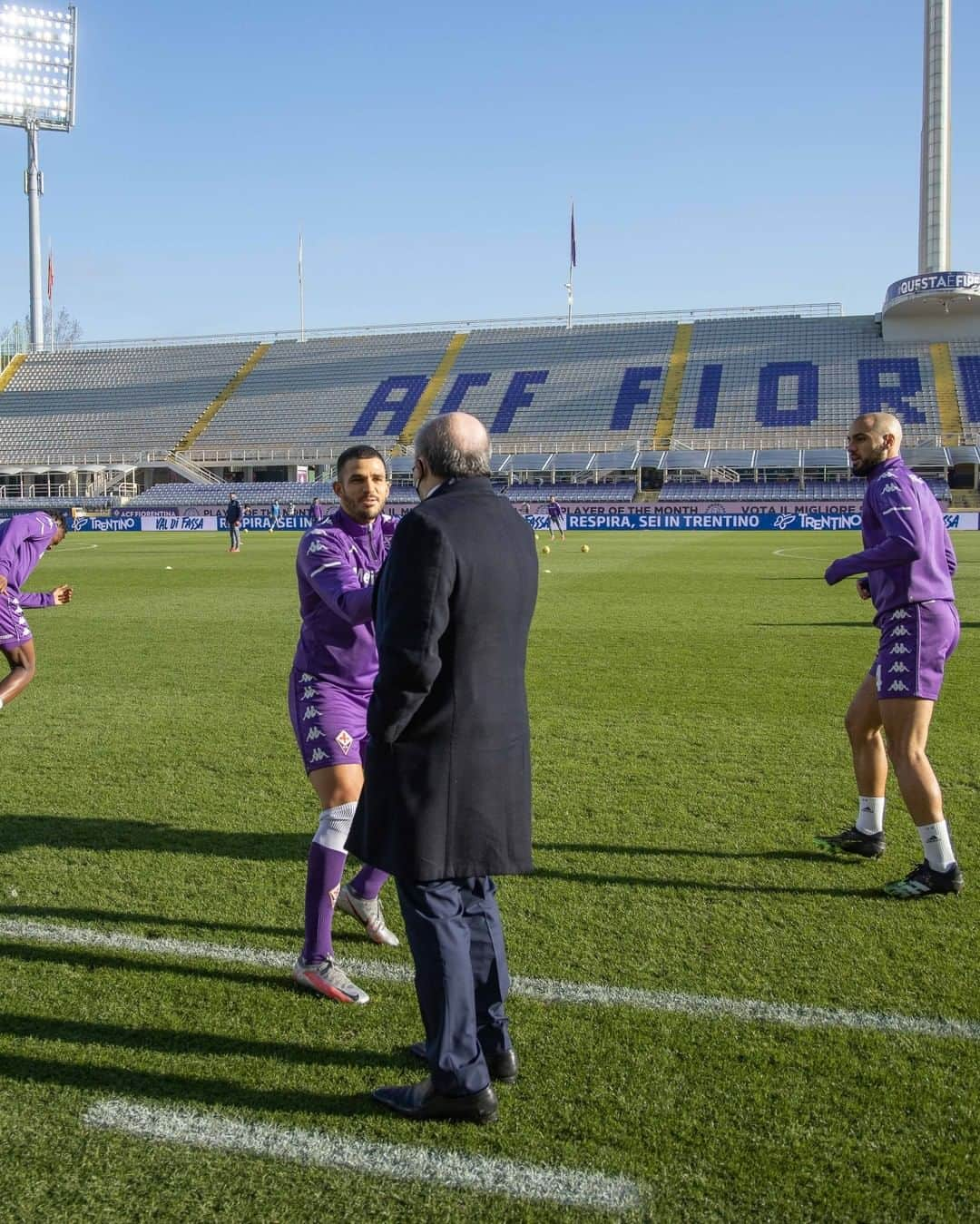 ACFフィオレンティーナさんのインスタグラム写真 - (ACFフィオレンティーナInstagram)「WARM UP 🔥   Are you ready??   #ForzaViola 💜 #FiorentinaInter #CoppaItalia #ACFFiorentina #Eysseric #Commisso #Biraghi #Amrabat #Vlahovic」1月13日 22時47分 - acffiorentina