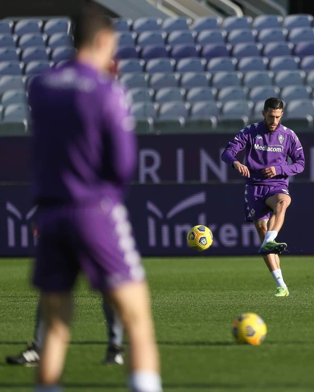 ACFフィオレンティーナさんのインスタグラム写真 - (ACFフィオレンティーナInstagram)「WARM UP 🔥   Are you ready??   #ForzaViola 💜 #FiorentinaInter #CoppaItalia #ACFFiorentina #Eysseric #Commisso #Biraghi #Amrabat #Vlahovic」1月13日 22時47分 - acffiorentina