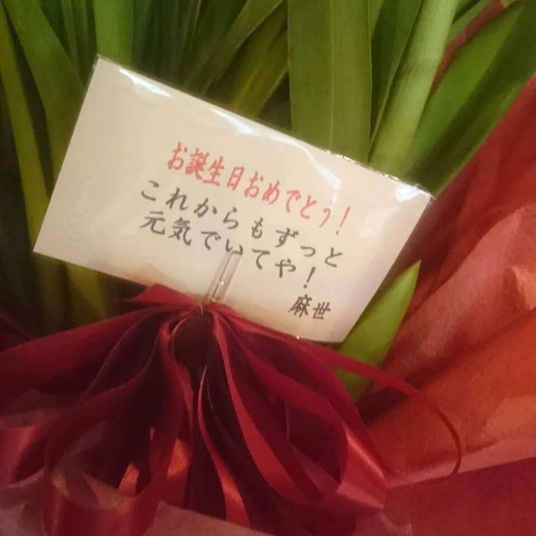 川崎麻世さんのインスタグラム写真 - (川崎麻世Instagram)「今日は母の86歳の誕生日💐 あと4年で90歳‼️ 母ひとり子ひとりだから俺が守り抜くしかない😃 皆様からの沢山のプレゼントありがとうございます🎁💐  #お母さんの誕生日プレゼント  #母の誕生日 #川﨑麻世 #川崎麻世」1月13日 22時49分 - mayokawasaki