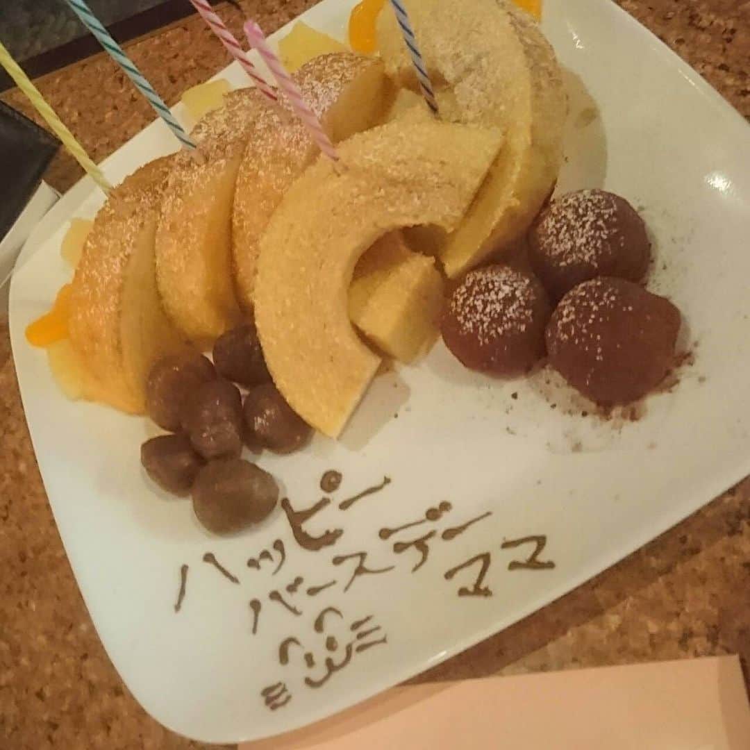 川崎麻世さんのインスタグラム写真 - (川崎麻世Instagram)「今日は母の86歳の誕生日💐 あと4年で90歳‼️ 母ひとり子ひとりだから俺が守り抜くしかない😃 皆様からの沢山のプレゼントありがとうございます🎁💐  #お母さんの誕生日プレゼント  #母の誕生日 #川﨑麻世 #川崎麻世」1月13日 22時49分 - mayokawasaki