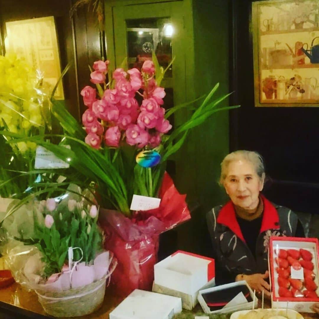 川崎麻世さんのインスタグラム写真 - (川崎麻世Instagram)「今日は母の86歳の誕生日💐 あと4年で90歳‼️ 母ひとり子ひとりだから俺が守り抜くしかない😃 皆様からの沢山のプレゼントありがとうございます🎁💐  #お母さんの誕生日プレゼント  #母の誕生日 #川﨑麻世 #川崎麻世」1月13日 22時49分 - mayokawasaki