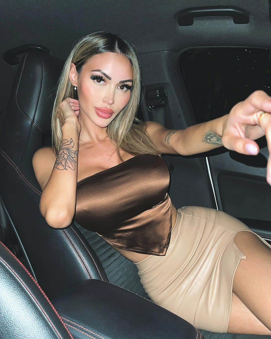 ANNELESE MILTONのインスタグラム：「Pass the vibe 🤎 @missyempire #missyempire」