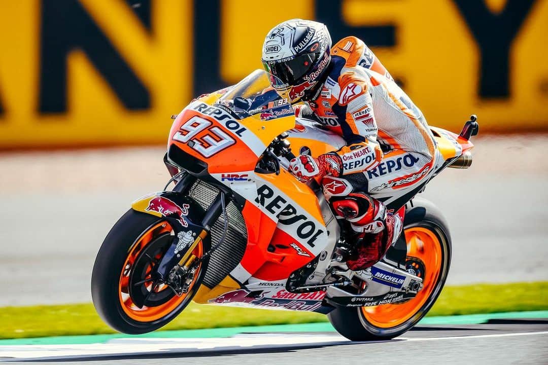 レプソル・ホンダのインスタグラム：「A #WheelieWednesday from back in 2017, but where? 👀」