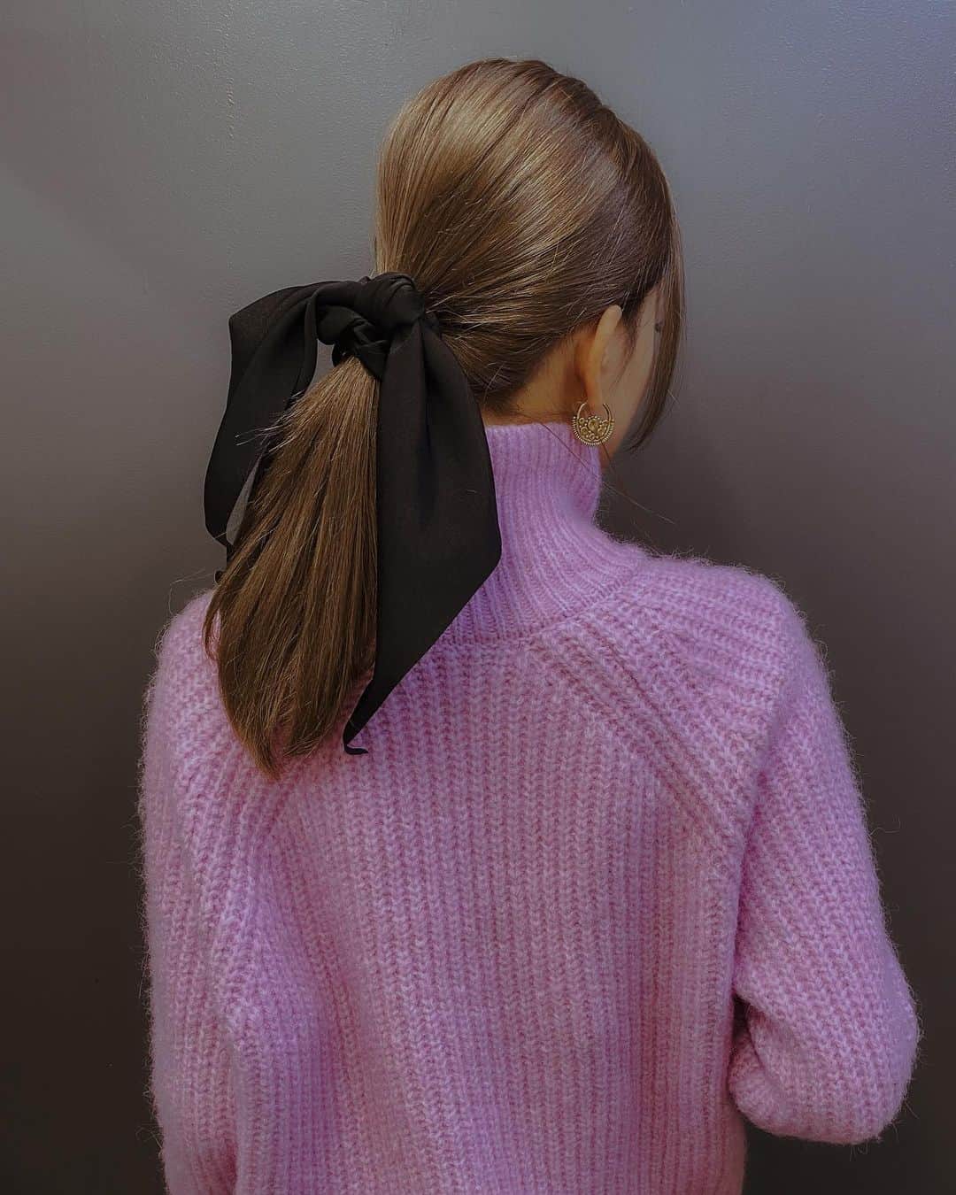 のインスタグラム：「𝗕𝗟𝗔𝗞𝗣𝗜𝗡𝗞ㅋㅋㅋ🎀🖤 最近何故か女の子カラーやアイテムが欲しくなる 暖かくなったら背中の空いたシャツとデニムで合わせてみたいな〜🙈💭  #hairstyle #styleblogger #hair #ribbon」
