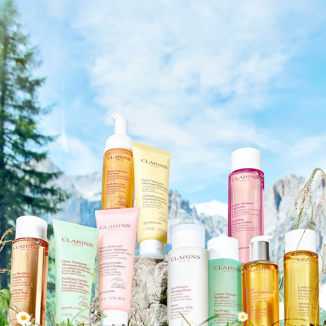 Clarins Españaのインスタグラム：「¡Pureza vegetal procedente de las montañas! ⛰️  Descubre los nuevos Tratamientos de limpieza con hierbas alpinas. 🌿  Elaborados con ingredientes naturales cosechados en la Hacienda Clarins, en los Alpes, estos suaves limpiadores limpian tu piel en profundidad y ayudan a equilibrar la microbiota cutánea protegiéndola de la deshidratación. 💧  #LimpiadoresClarins #HaciendaClarins #WeCare #BellezaResponsable #Clarins」