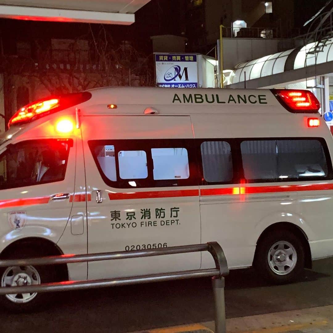 梅田啓介さんのインスタグラム写真 - (梅田啓介Instagram)「西小山駅前、帰ってくると、毎晩救急車が居る。  なんじゃこれ  #西小山救急車」1月13日 23時02分 - kskume