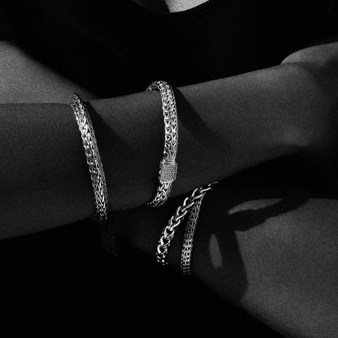 ジョン ハーディーのインスタグラム：「Endlessly interchangeable chains for of-the-moment styling. Tap to shop our latest pieces perfect for layering.  #JohnHardy」