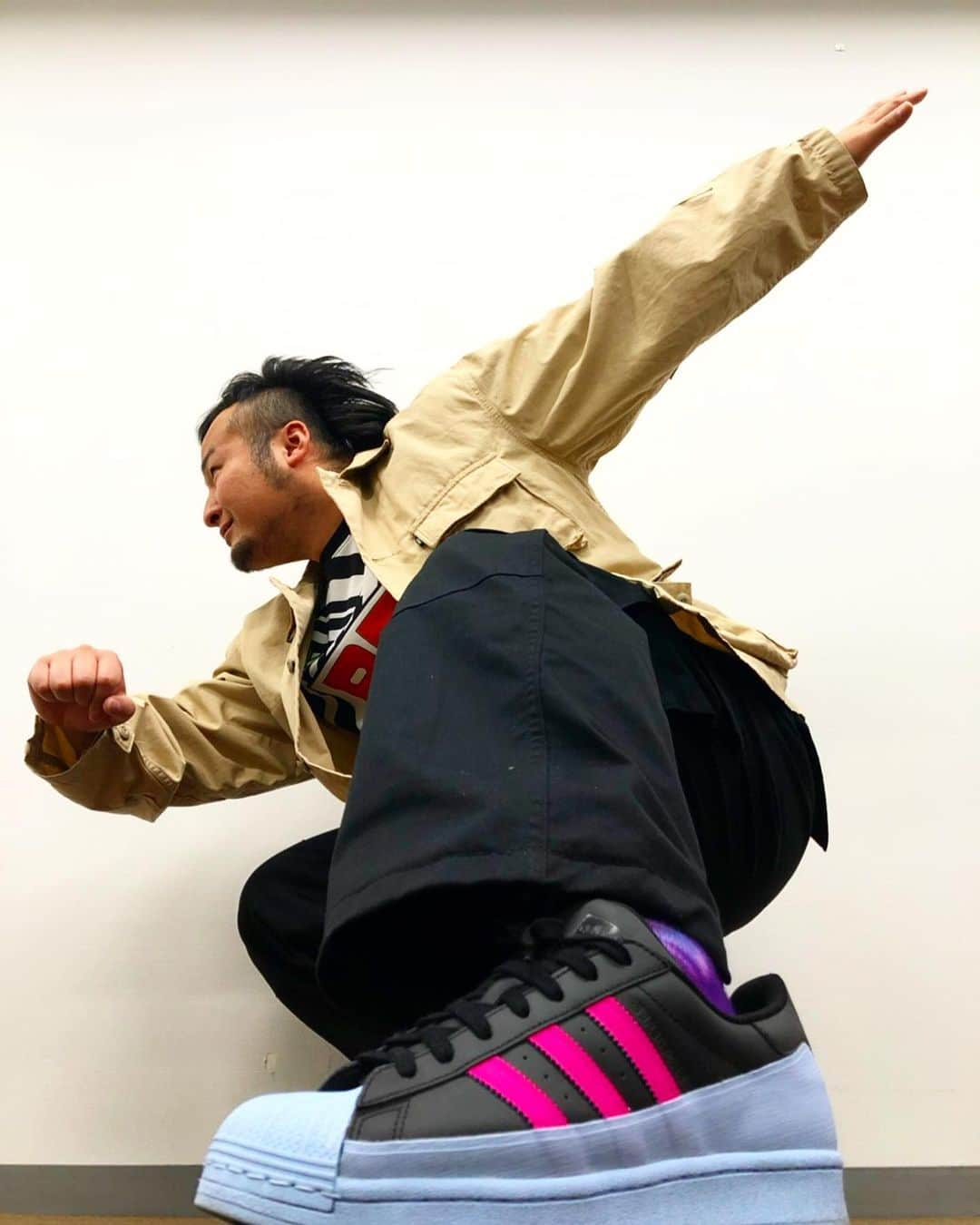 石山大輔のインスタグラム：「久しぶりの私服更新です！！  史上初！！  足adidas！手NIKE！  このスニーカー日本で売ってないみたい。　これ、なんか独特の色やし不思議な靴（笑）存在感強い。　どの服合わせても結局、この靴強いから関係ないわって感じ（笑）  一つのアイテムで完成してる面白い靴。 ファッションの面白いですね〜は本当は一つも面白くないんやけど。面白い靴。  まぁ、思いっきり履き潰したい感じもする。  ミリタリー感強いけど、このストンと落ちる無骨なパンツ気に入ってるのよ。  力強い、男っぽい感じする。　  2/7まで週3回なっちゃうけど、  YouTube随時更新してるのでお楽しみに〜！！  https://youtube.com/channel/UCDzY7m8PBUyi2snMEroRyJw  #キモ撮り  #手NIKE #ナイキ #足adidas #adidas #freerage #幕張イオンモール劇場  #バンビーノチャンネル」