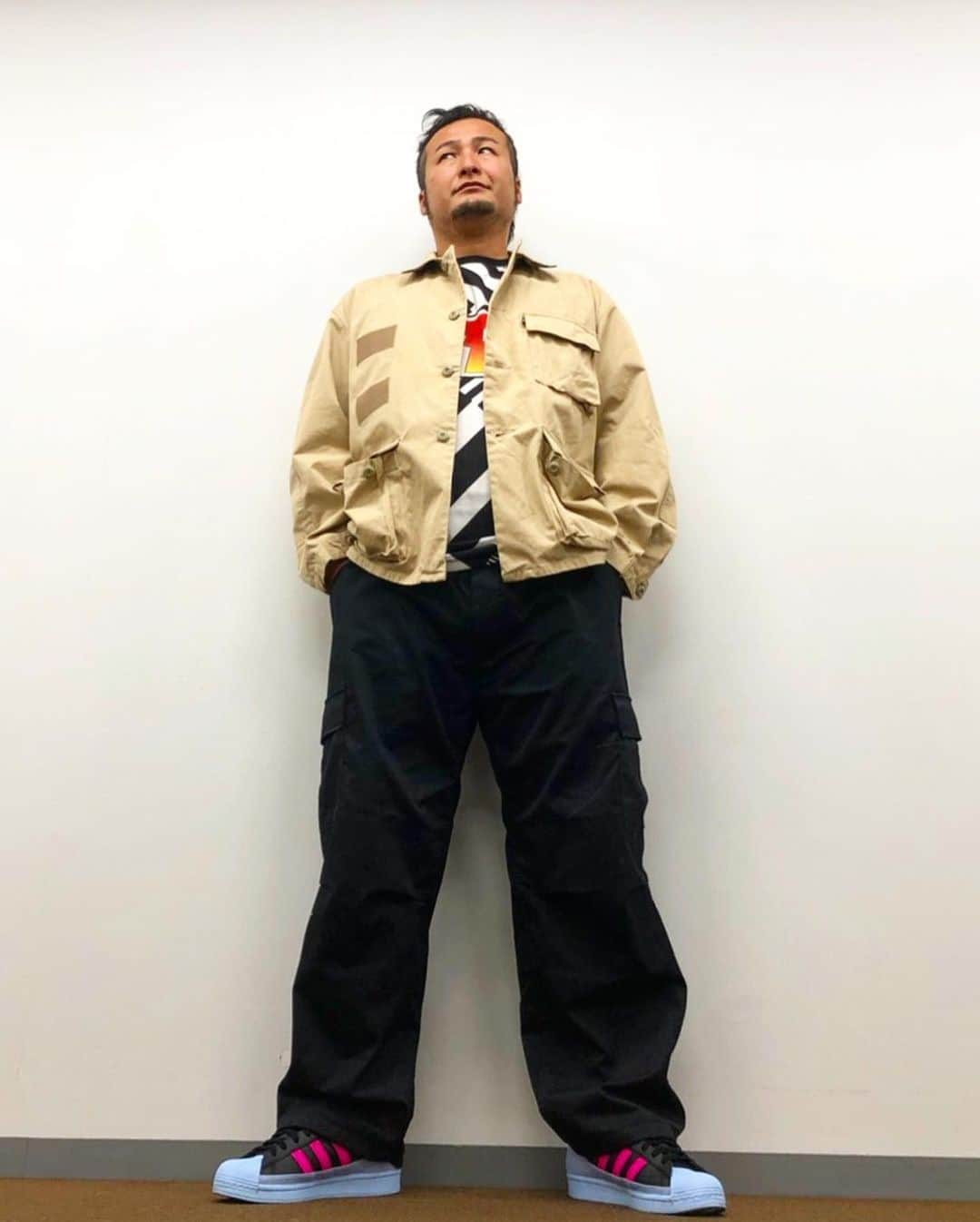 石山大輔さんのインスタグラム写真 - (石山大輔Instagram)「久しぶりの私服更新です！！  史上初！！  足adidas！手NIKE！  このスニーカー日本で売ってないみたい。　これ、なんか独特の色やし不思議な靴（笑）存在感強い。　どの服合わせても結局、この靴強いから関係ないわって感じ（笑）  一つのアイテムで完成してる面白い靴。 ファッションの面白いですね〜は本当は一つも面白くないんやけど。面白い靴。  まぁ、思いっきり履き潰したい感じもする。  ミリタリー感強いけど、このストンと落ちる無骨なパンツ気に入ってるのよ。  力強い、男っぽい感じする。　  2/7まで週3回なっちゃうけど、  YouTube随時更新してるのでお楽しみに〜！！  https://youtube.com/channel/UCDzY7m8PBUyi2snMEroRyJw  #キモ撮り  #手NIKE #ナイキ #足adidas #adidas #freerage #幕張イオンモール劇場  #バンビーノチャンネル」1月13日 23時18分 - daisukecccc