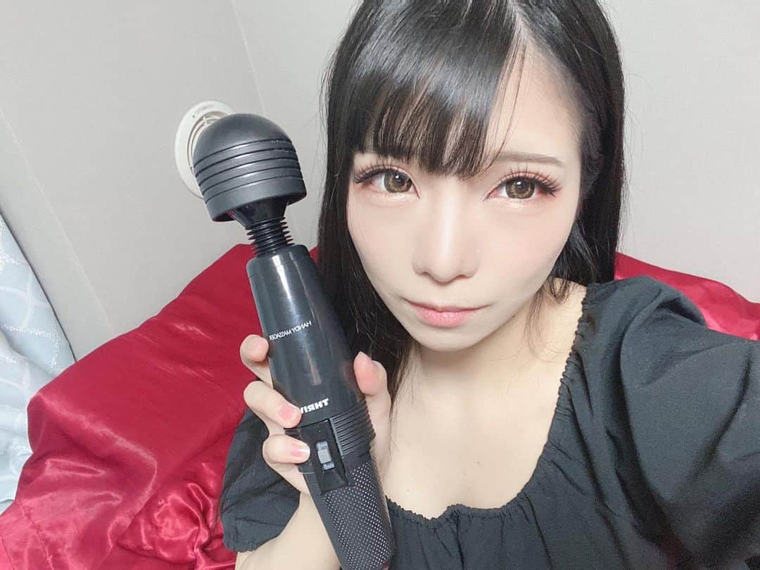 美らかのん（久我かのん）のインスタグラム：「. . . 私のナイトルーティン . モーニングルーティンでもある。 . これがないと生きていけない。 . . . #ナイトルーティン #モーニングルーティン #電マ #av女優 #セクシー女優 #日課 #今夜のおかず #美らかのん #久我かのん」