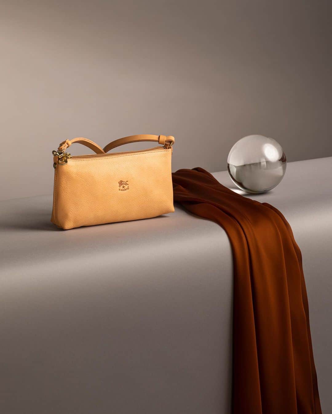 イルビゾンテのインスタグラム：「Can you believe your new bag will be even more beautiful in ten years? We're ready to bet on it! An alchemy of natural agents combined with the bustle of day-to-day life coats our vegetable tanned cowhide leather with a delightful patina that renders each product unique #ilbisonte #sustainability #madeinitaly #leatherbag」