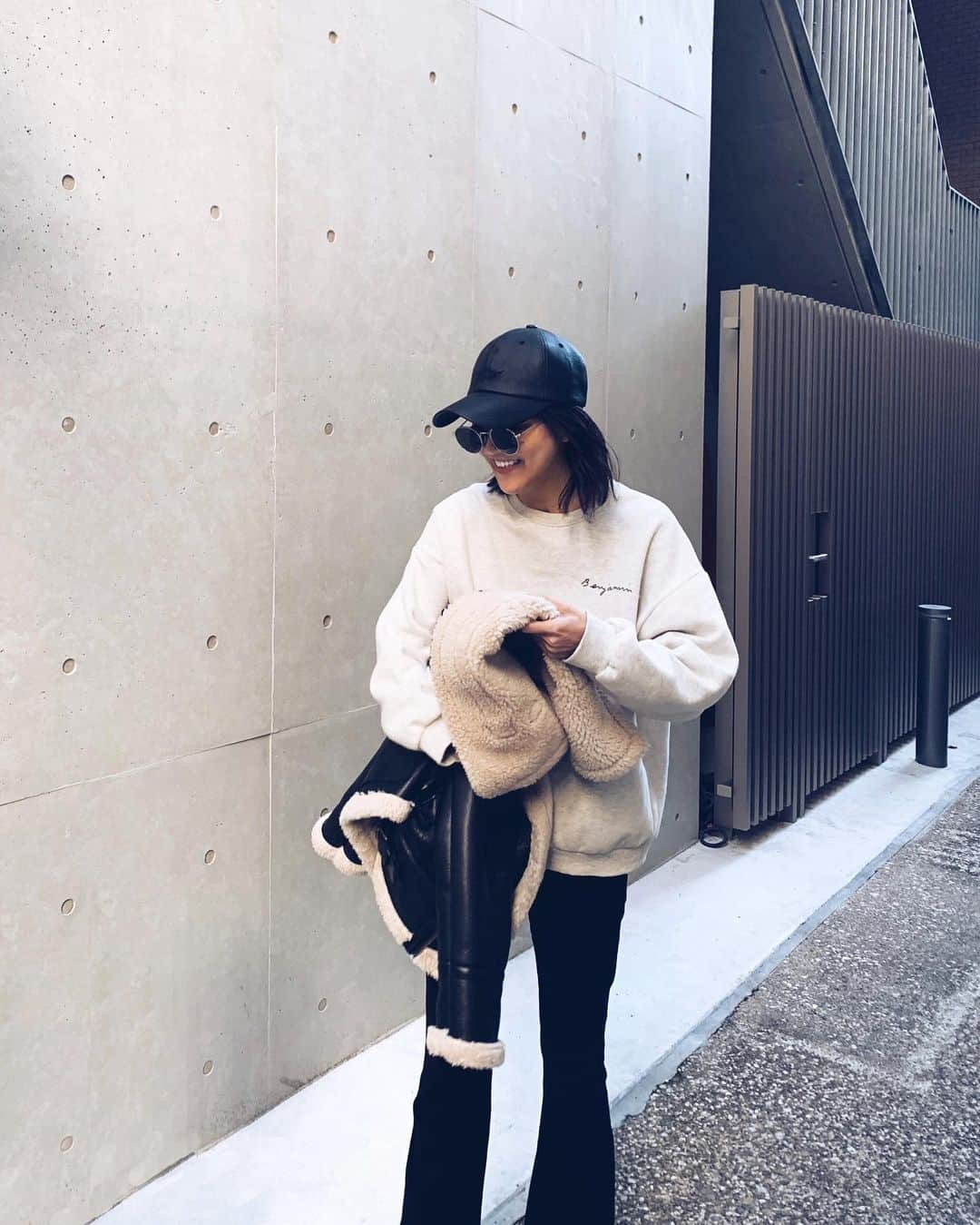 ALISA MATSUMURAのインスタグラム：「Style:) keep it simple…😎 . ベロア×スウェット💙🖤 . ブルーのラインがお気に入りのsweat （ブラックに見えますがブルーです😀） . 今日も頭フル回転で 新しいことの打ち合わせ😇🥲 . たくさん考えてくれてることに 感謝の1日でした💛💚🖤 . 明日もがんばろっっ👌 . お疲れさまでしたーー☕️♫ . #RULAHコーデ#RULAH_official#フレアパンツ#スウェットコーデ#カジュアル#レザーキャップ#ムートン#スニーカーコーデ#シンプル#スニーカー#シンプルコーデ#す」