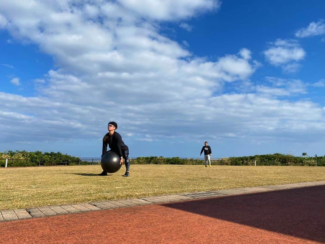 近本光司さんのインスタグラム写真 - (近本光司Instagram)「〜#沖永良部島自主トレ 2日目終了〜 今日から天気が良くなって、太陽の下で野球ができる喜びを感じて、体づくりをしました☀️ 昨日めちゃくちゃ寒かった#ワンジョビーチ も今日は最高です🤩 バッティングゲージもawesome‼️‼️めちゃいい😙  永良部でサポートしてくれる皆さん、関西からサポートしてきれる皆さん、しったいめへでぃろ🙏ありがとうございます✨  #阪神タイガース #近本光司 #鹿児島県 #沖永良部島 #自主トレ #海きれい  #透明度 #砂浜ダッシュ まだ大丈夫です。 #バッティングゲージ #バッティング練習  #めっちゃ曇ってるやないかーい」1月13日 23時24分 - koji_speed5