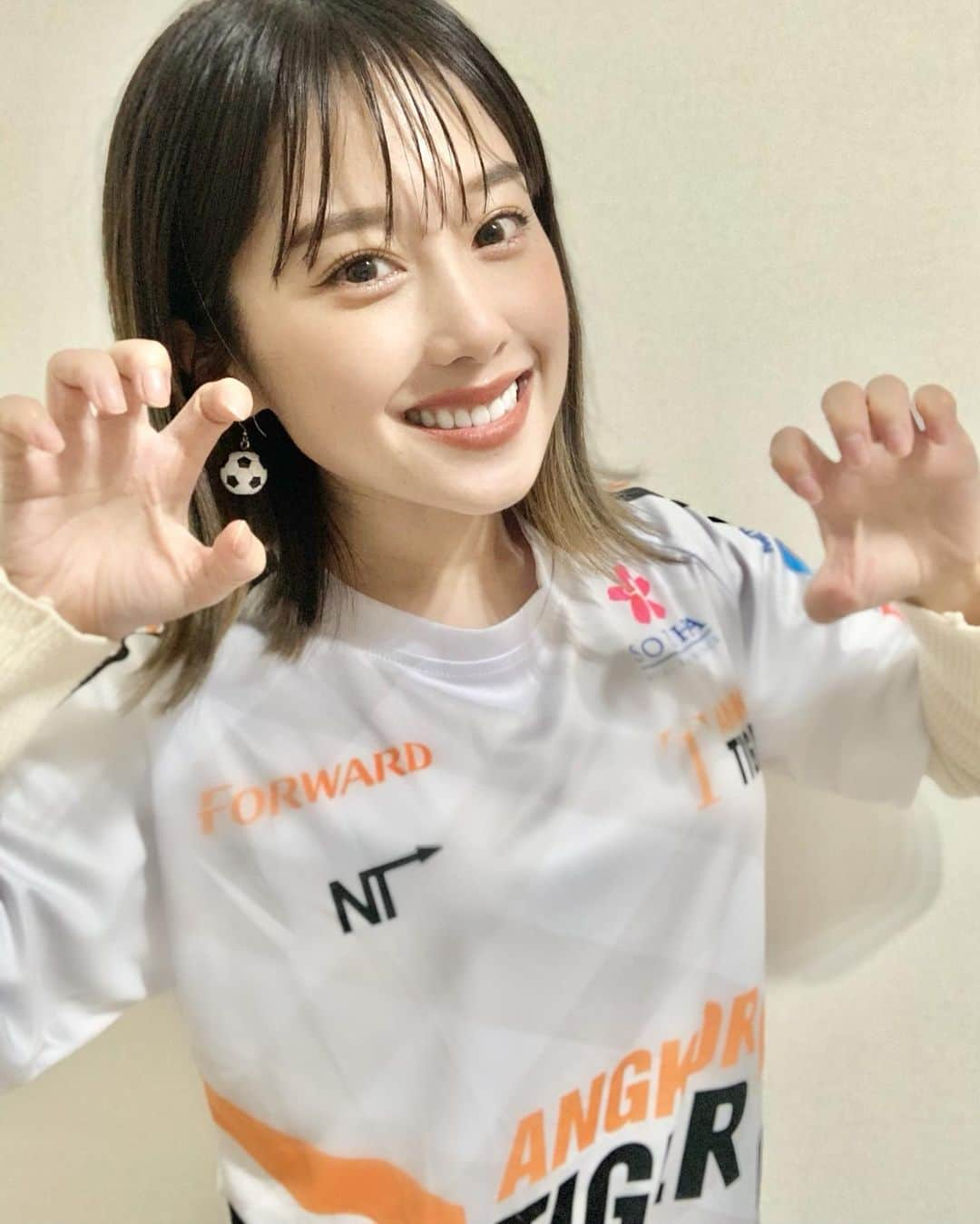 峰麻美さんのインスタグラム写真 - (峰麻美Instagram)「久しぶりにタイガーユニ着ました🐯 対談見てくれた方ありがとうございました！  日本だけでなく世界中が大変なことになってしまった今。 もしかしたらみんな自分が生きていくだけで精一杯かもしれません。 わたしだってそうです。 こんな時に自分以外の誰かや何かを救える余裕なんてないかもしれませんが、もしこのHPを見て何か感じるものがありましたら、是非ご協力をお願い致します。  https://camp-fire.jp/projects/view/358312  【アンコールタイガー　クラウドファンディング】でも検索できます。  #soccer #football #cambodia #siemreap  #angkorwat  #angkortigerfc  #クラウドファンディング」1月13日 23時24分 - asaaaaami.0702