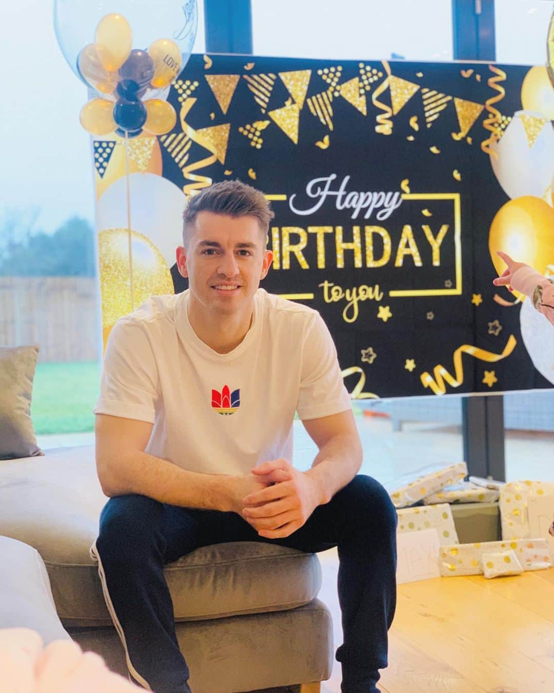 マックス・ウィットロックのインスタグラム：「28 today 🎁🎈」